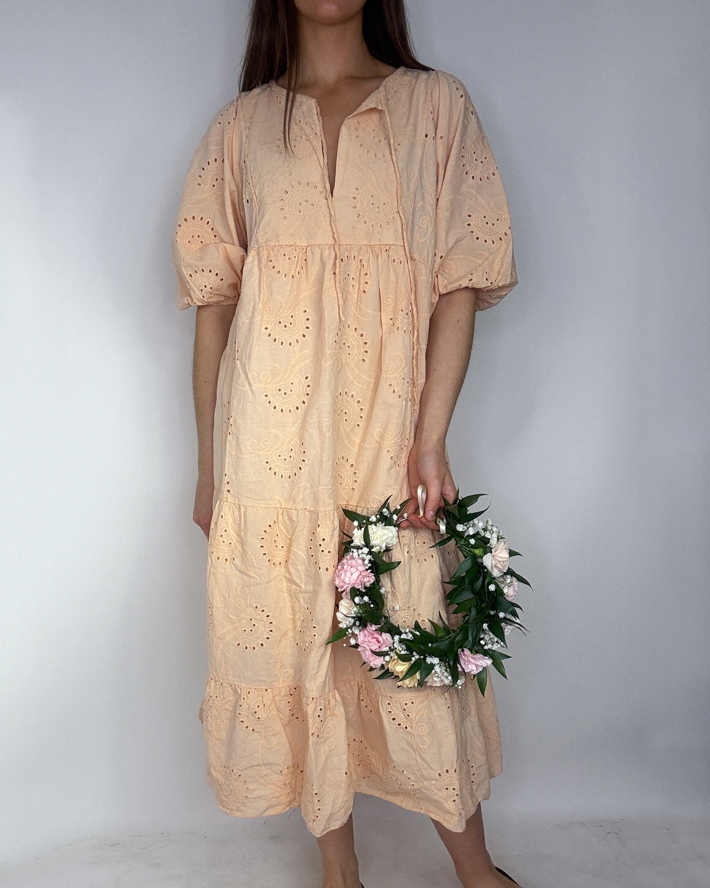 Midsommar närmar sig!🌸🌞🍓 Här har vi en stor favorit i 100% bomull som är så himla fin! Finns i rosa och peach. One size och kostar 799kr. Kolla även in den otroligt fina kransen, går att beställa hos underbara