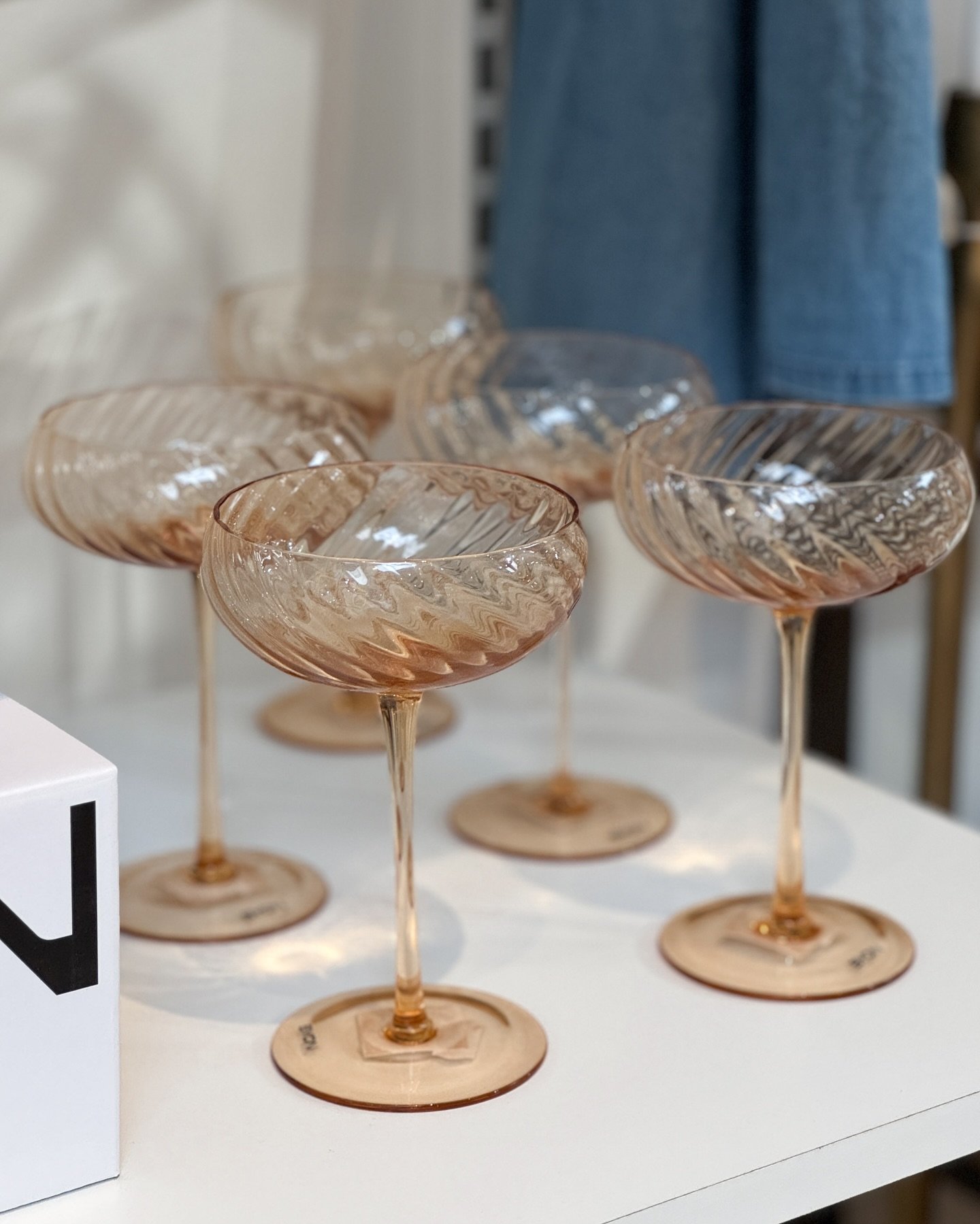 Champagneglas med vackert snurrat glasmönster i tre olika färger - persika, blå och brun 🍑🥂 Perfekt till midsommardukningen och funkar lika bra att använda till dessert som till ett glas bubbel ✨ Kostar 149kr/st
