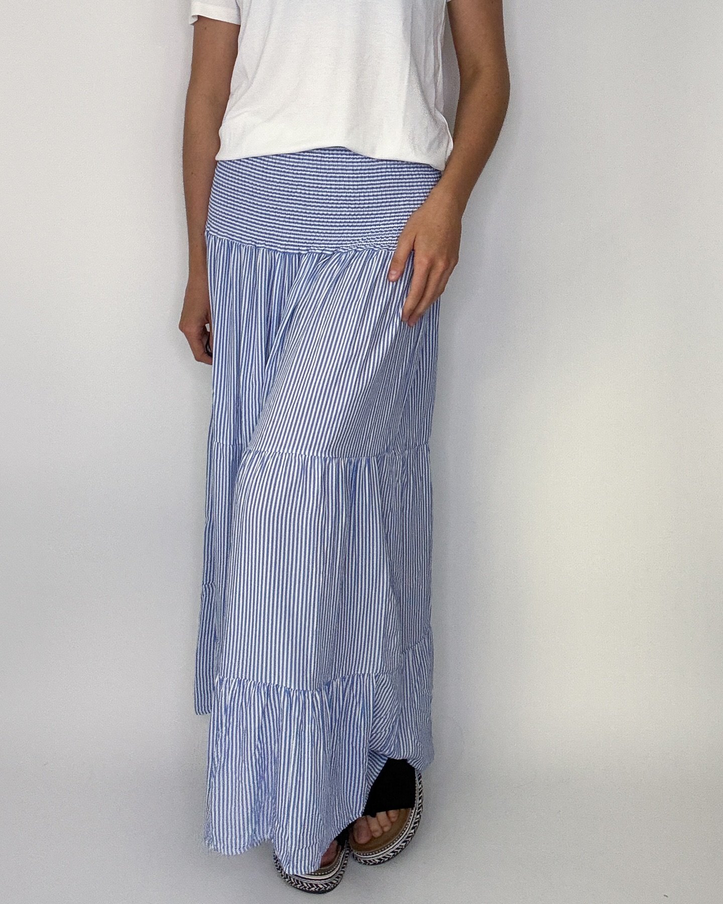 Otroligt fin outfit med en h&auml;rlig l&aring;ngkjol i bl&aring;vitrandigt💙 Kjolen har en mjuk, bred midja som sitter supersk&ouml;nt och passar lika bra med en enkel tshirt som med en blus! En riktig vardagsfavorit med sommark&auml;nsla☀️ Finns i 