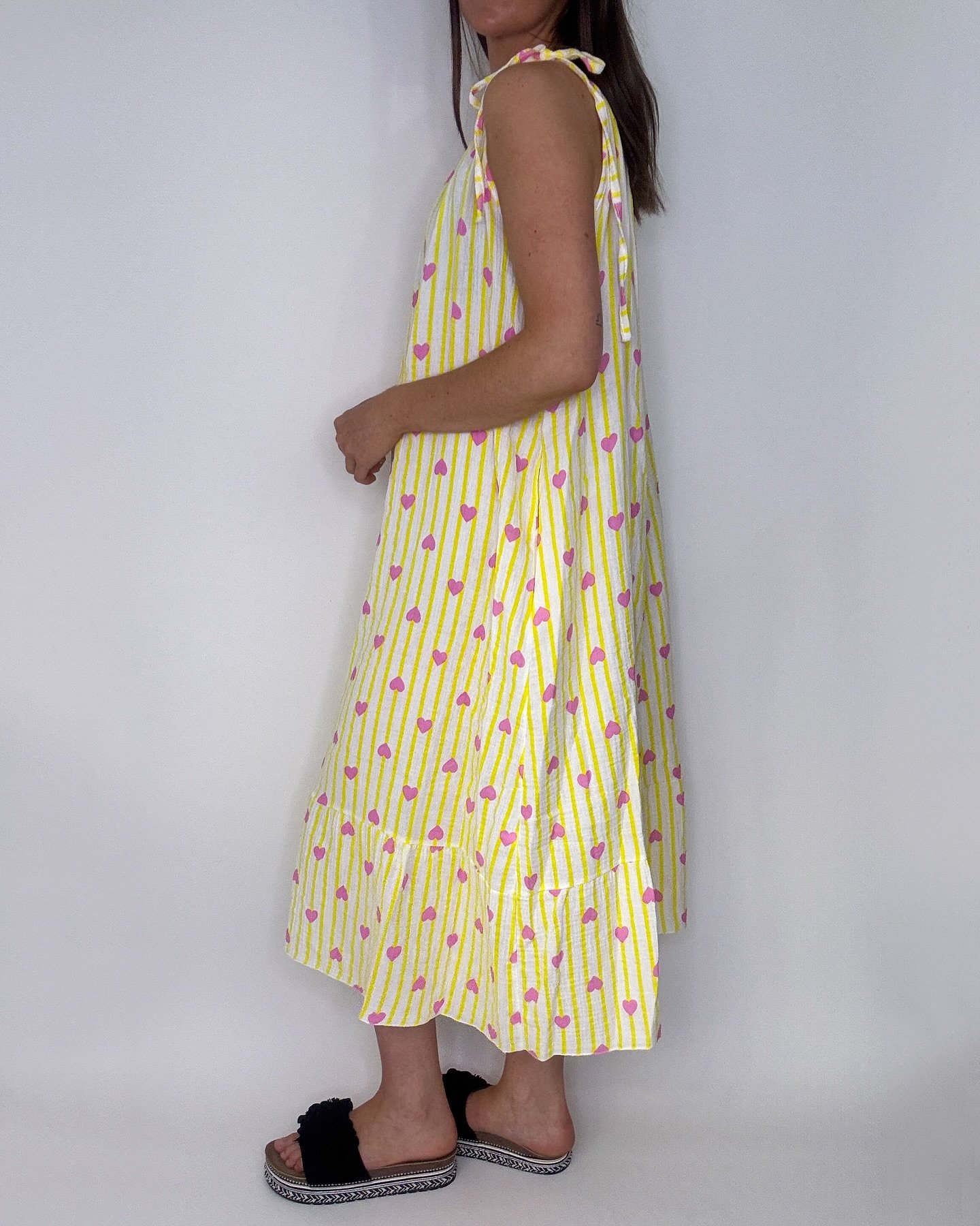 En sommardr&ouml;m med hj&auml;rtan och r&auml;nder💛💗 Luftig, h&auml;rlig och knyt uppe p&aring; axlarna som man kan justera. Kommer i storlekarna S/M och L/XL. Finns &auml;ven i helsvart!