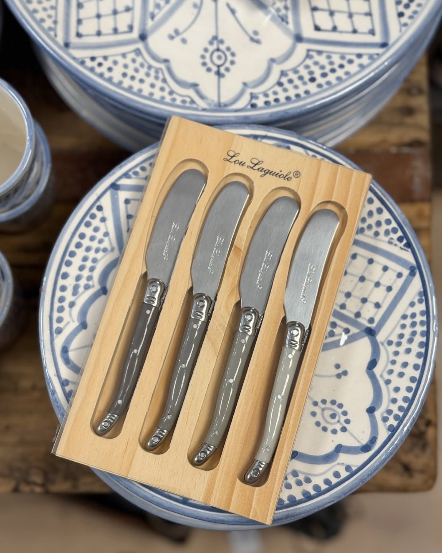 Fina, eleganta, mindre knivar som är perfekt till ostbrickan, smöret, marmeladen - det mesta!🧈🧀 Kostar 149kr