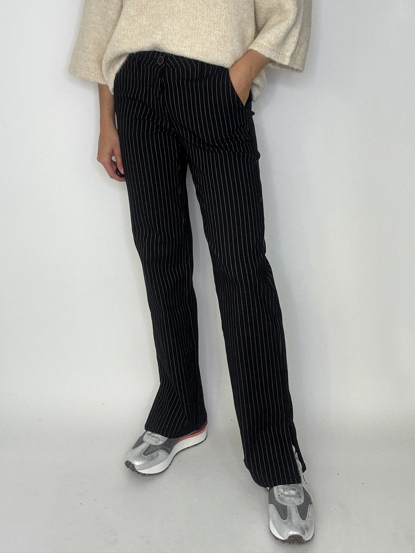Ett par kritstrecksrandiga byxor med go stretch och liten slits nere vid ankeln🖤 Så snygga och sköna!! Lite längre i modellen. Finns från XS till XL. 599,95kr