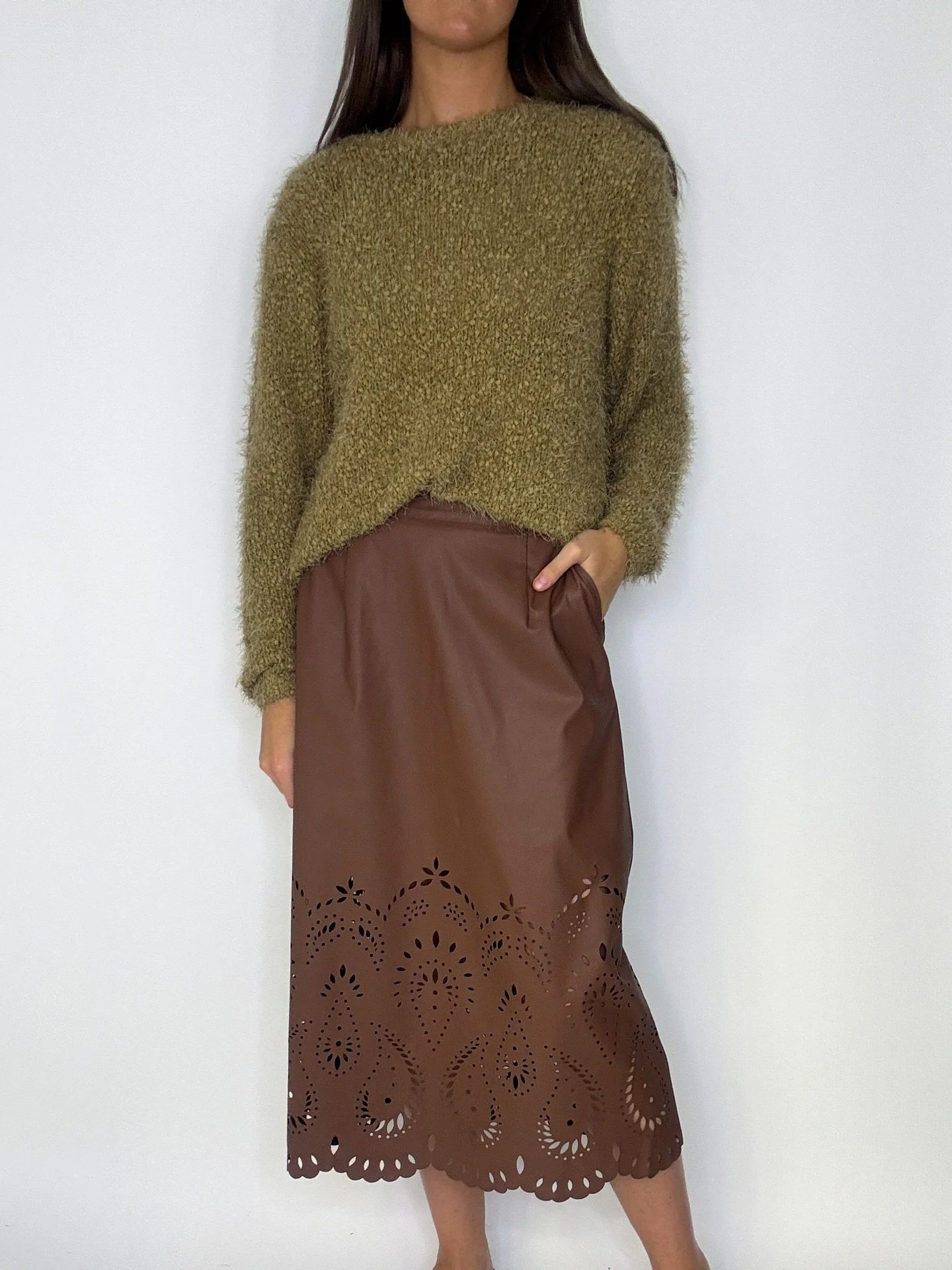 Fin outfit till hösten i mysiga färger🤎 Tröja finns från XS till XL och kostar 599,95kr. Kjol i PU med hålmönster nertill finns från XS till XL och kostar 699,95kr 🌿