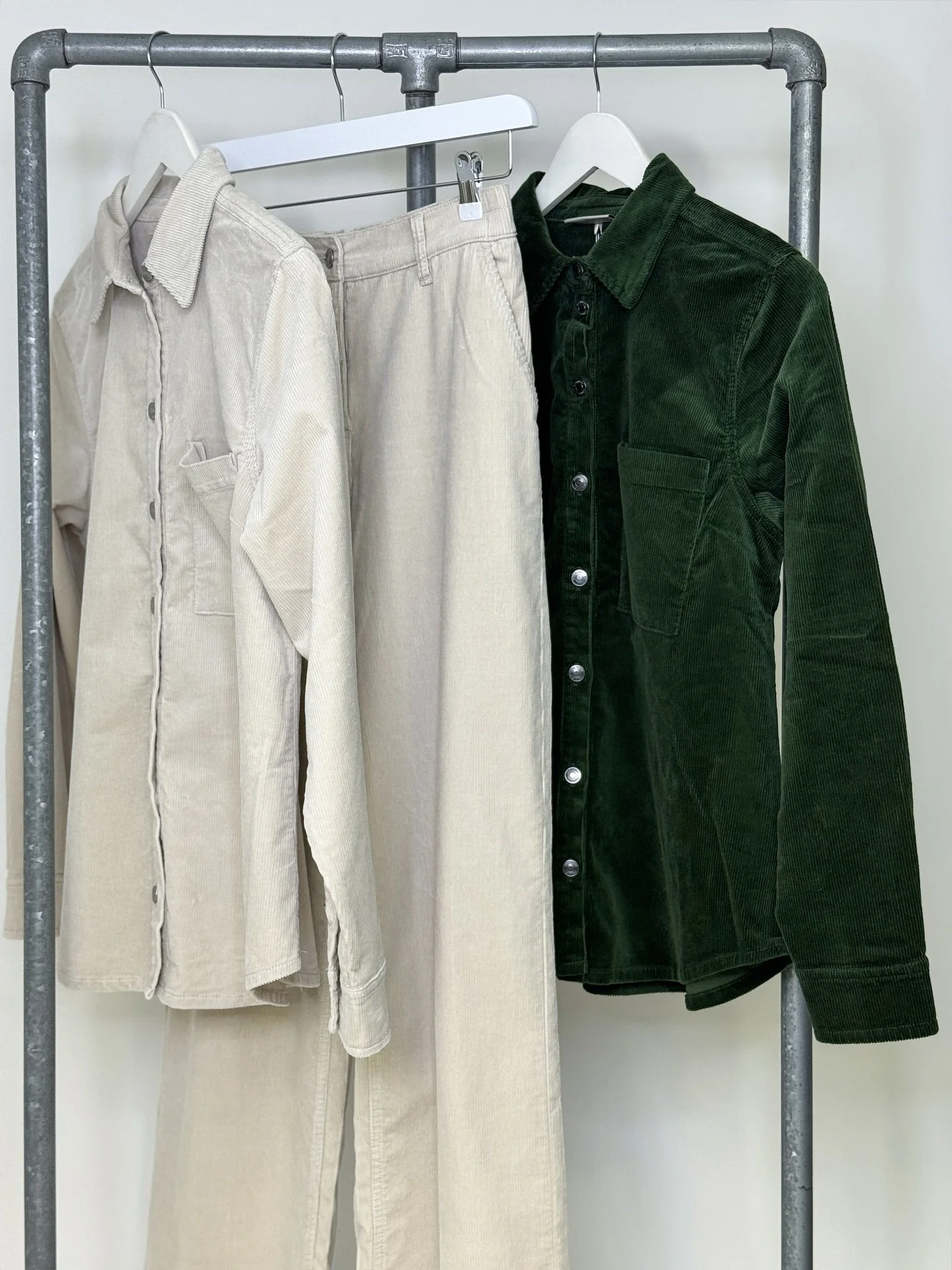 Ett set med skjorta och byxa i ljustbeiget manchester🤍 Stilrent och snyggt! Skjortan finns även i en grön färg. XS till XL. 699,95kr/del 🌿 Tröja med volangkrage 499,95kr