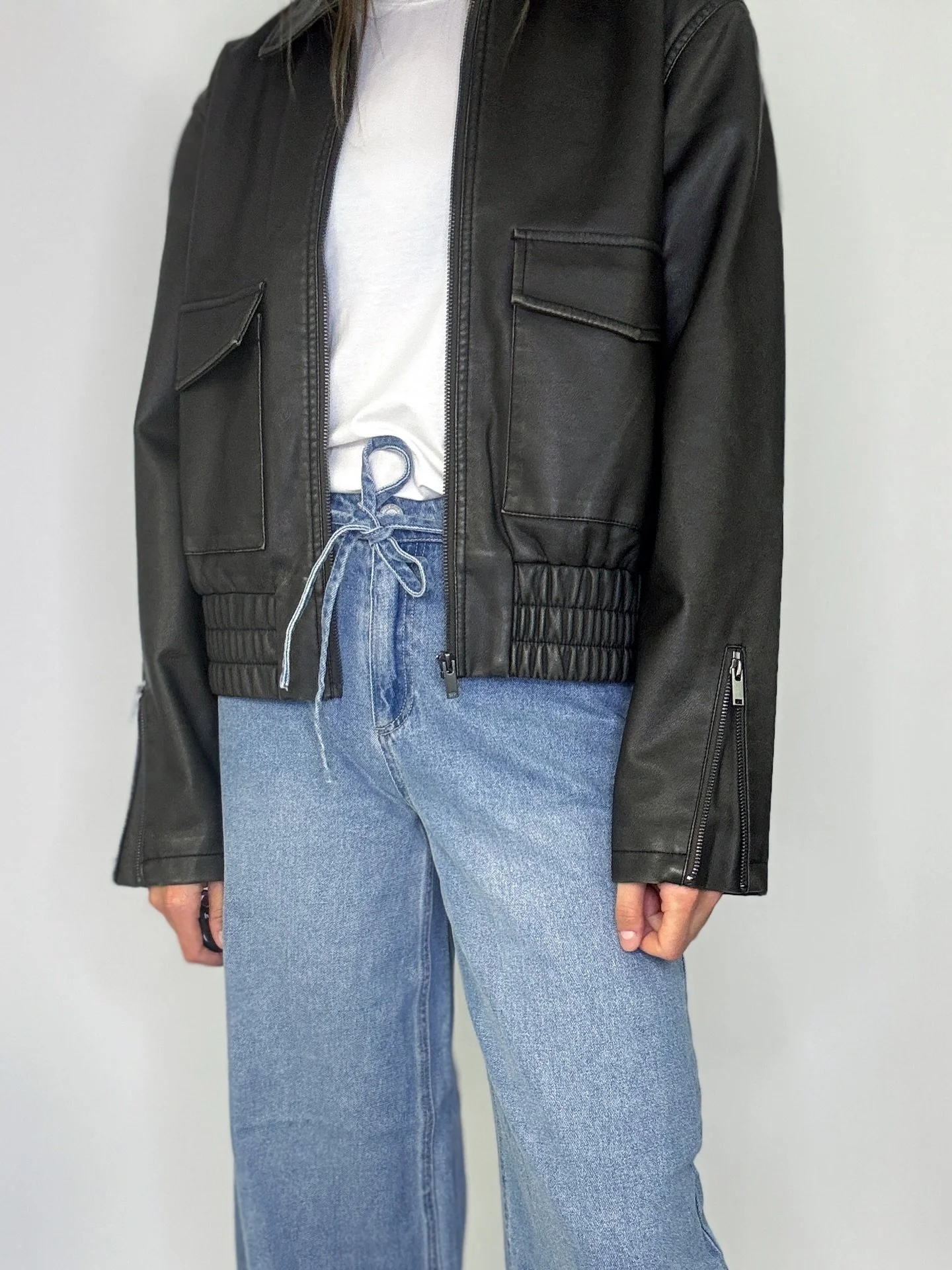 Snyggaste PU-jackan i tvättad look🖤 Finns från XS till XL och kostar 899,95kr. Jeans med vida ben och knyt i midjan - finns i 30 och 32 längd & kostar 499,95kr 🌿