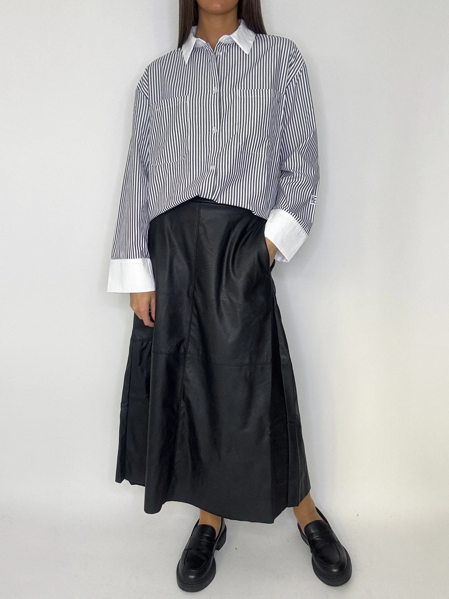 Randig skjorta med breda manschetter matchat med den snygga PUskinnkjolen med vidd i och fickor på sidorna🖤🌿 Skjorta 499,95kr / Kjol 599,95kr / Loafers 1499kr