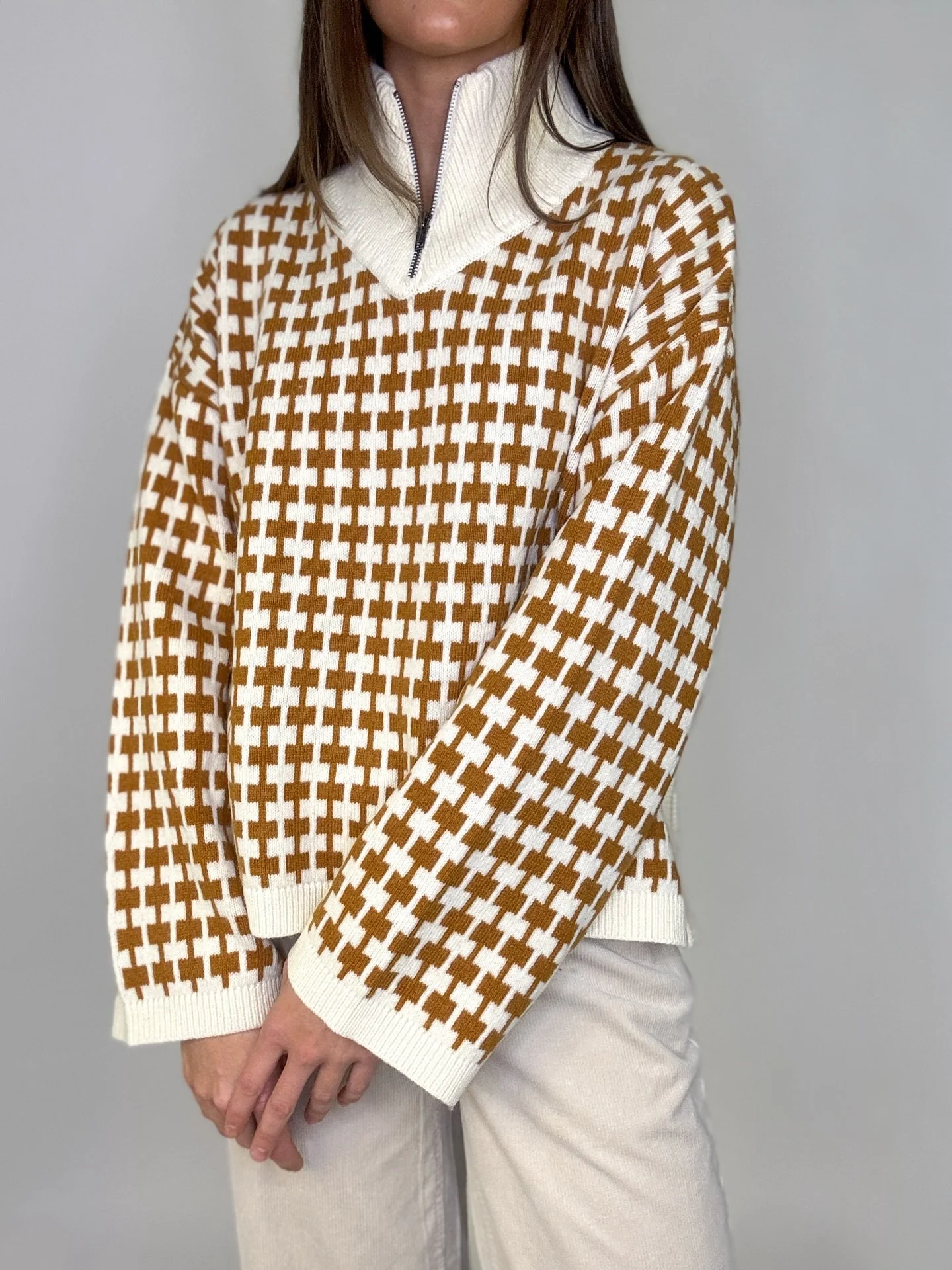 Mysigaste tröjan i ullblandning med hög krage och zip!🧡 Finns i XS/S, S/M, M/L och L/XL. Kostar 1099kr