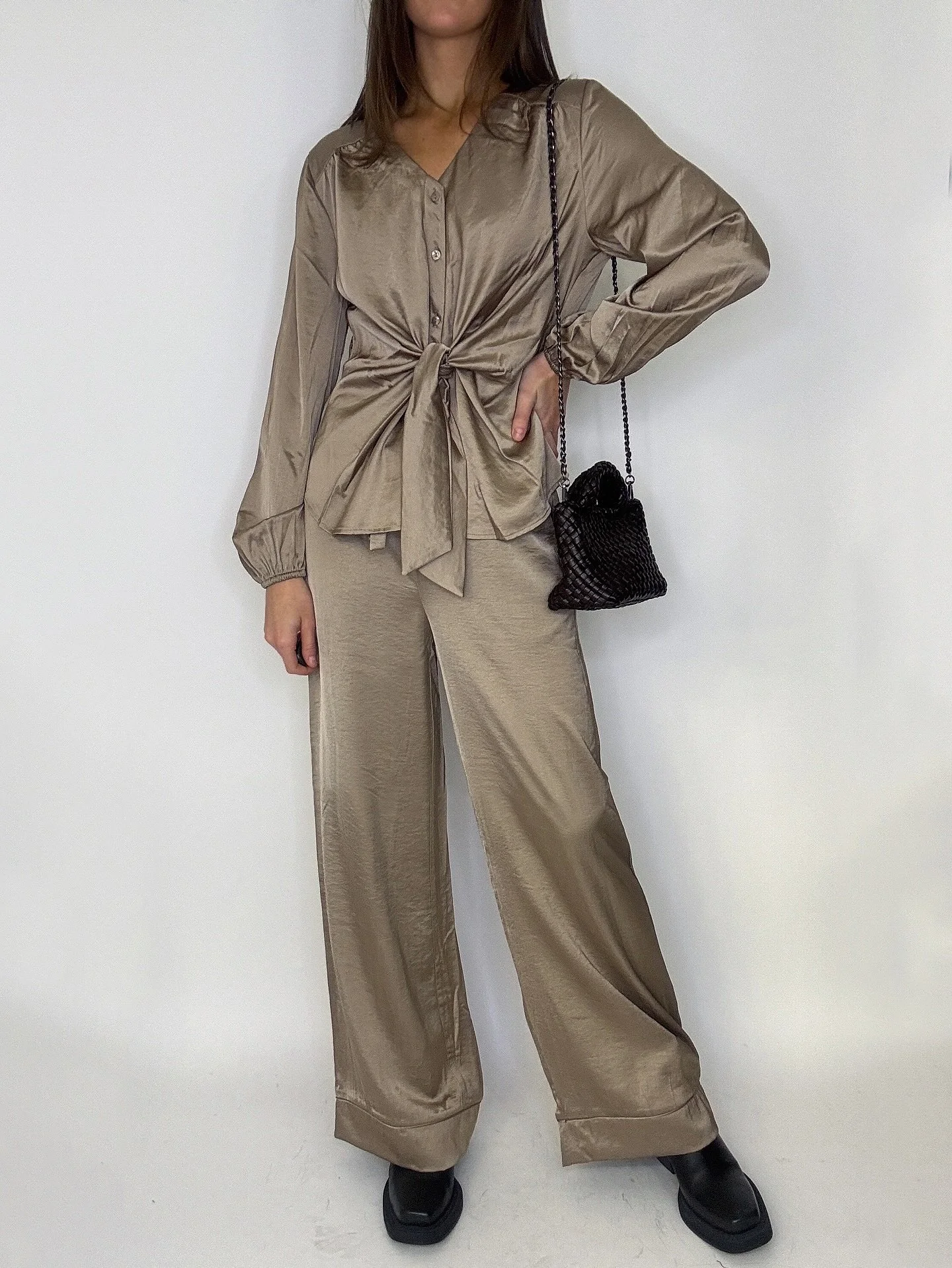 Wow! Så fint och elegant set med blus och byxa! Finns i två färger - beige och svart. Snyggt att även att ha det separat. 599,95kr/del. XS-XXL ✨ Väska 599kr