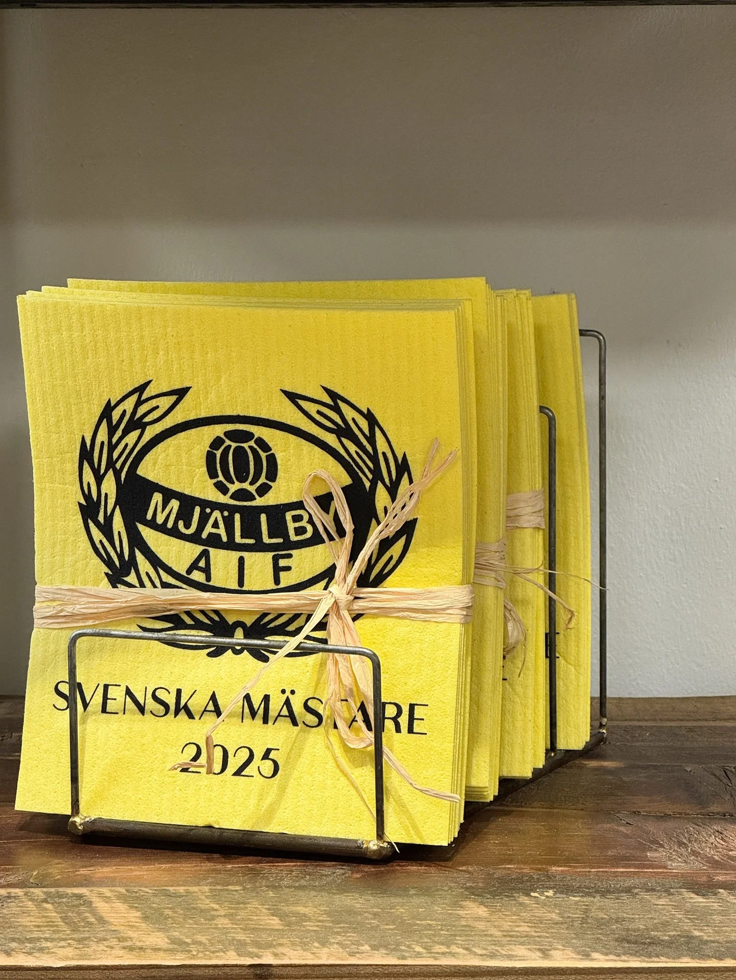 Stor GRATTIS till @mjallbyaifs som kammade hem guldet 💛🖤
Hos oss hittar ni dessa fina disktrasor från @fresh_home_uf 💛
