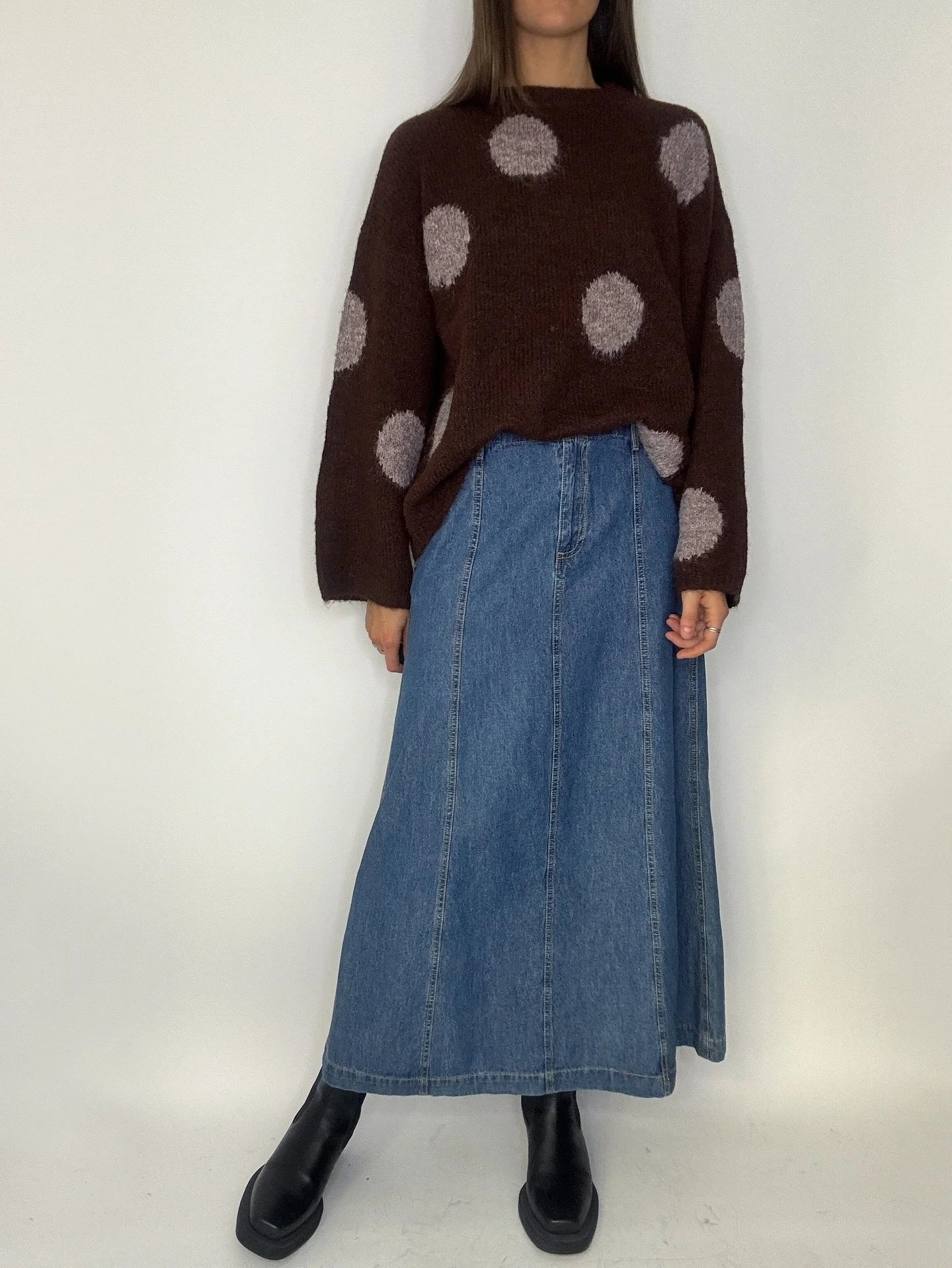 En favorittr&ouml;ja har kommit i prickigt🤎 S&aring; mysig nu i h&ouml;st! Finns &auml;ven med svart botten. XS-XL och kostar 549,95kr. Jeanskjol XS-XXL 599,95kr🌿