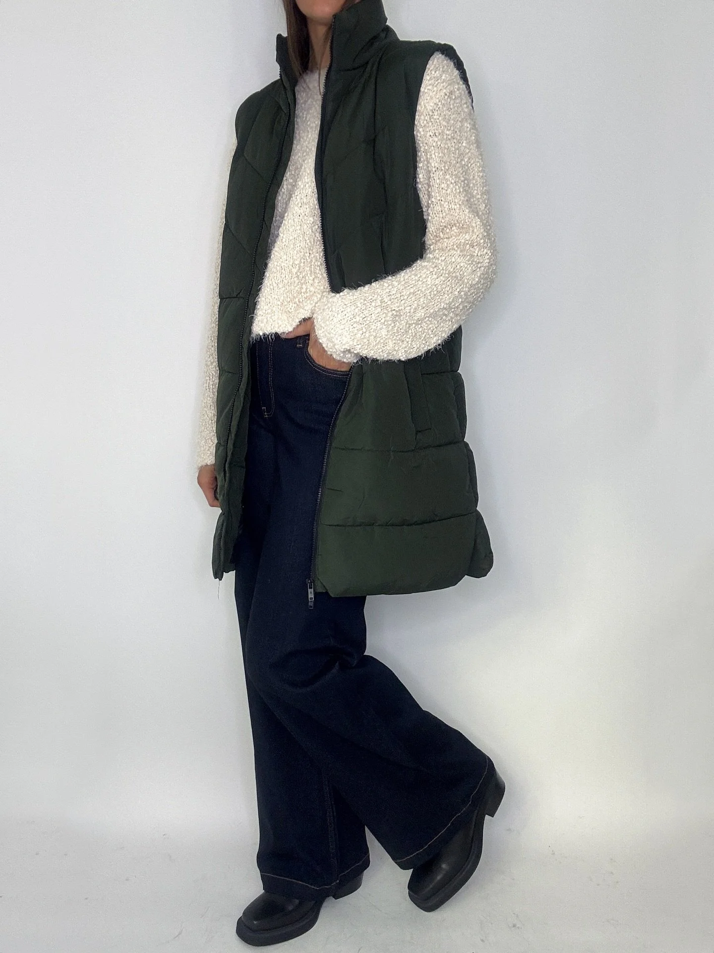 En varm och go v&auml;st som &auml;r perfekt att b&auml;ra &ouml;ver de stickade tr&ouml;jorna😍 H&ouml;g krage och fickor p&aring; sidorna. Finns fr&aring;n S till XL och kostar 449,95kr🌿
Tr&ouml;ja 399,95kr / Jeans 1449kr