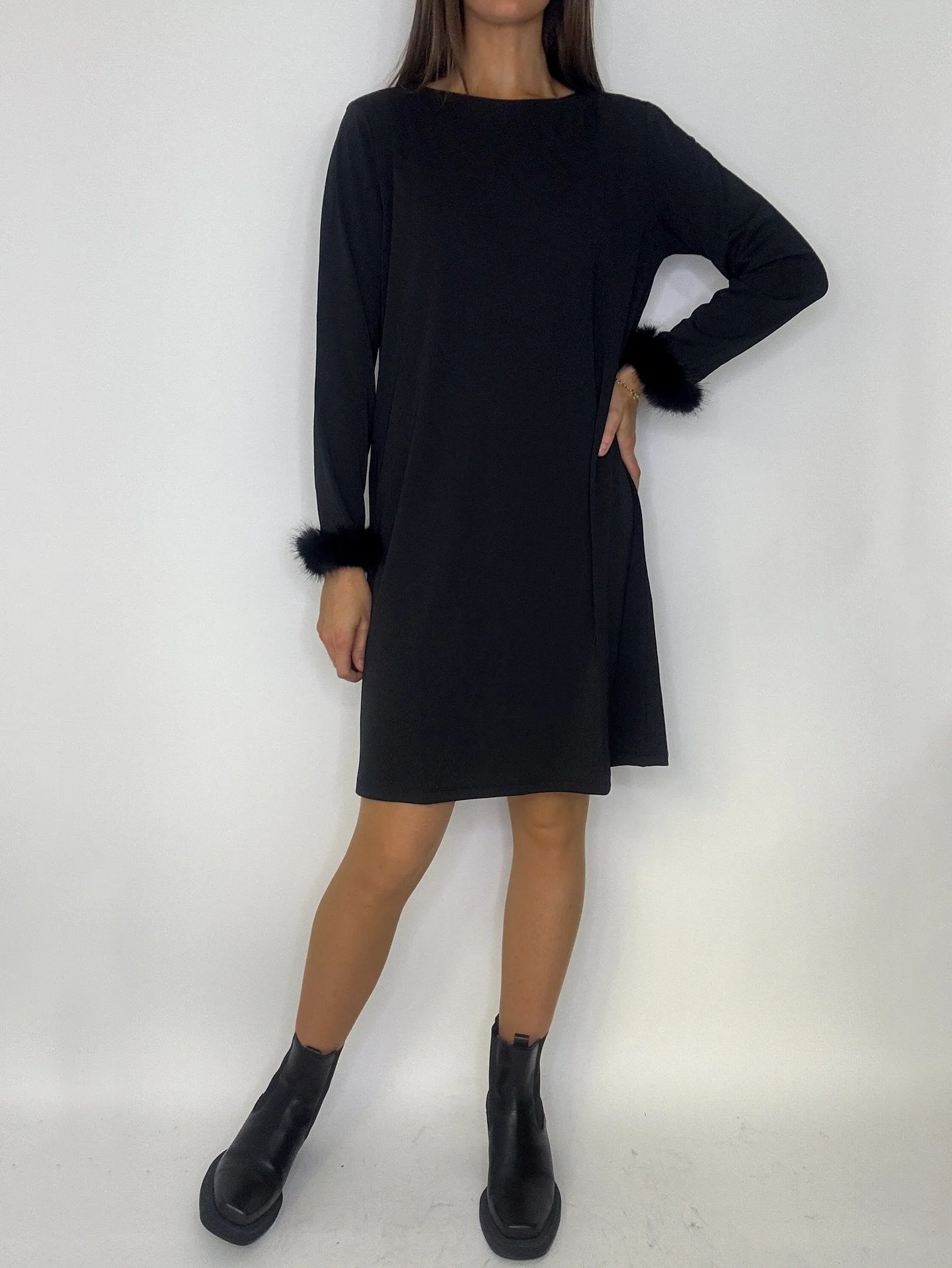 Den perfekta svarta kl&auml;nningen!🖤 Enkel och fin med p&auml;lsdetalj l&auml;ngst ner p&aring; &auml;rmen som g&ouml;r det lilla extra. Rak i modellen. XS till XL och kostar 599,95kr. Finns &auml;ven som blus 😍