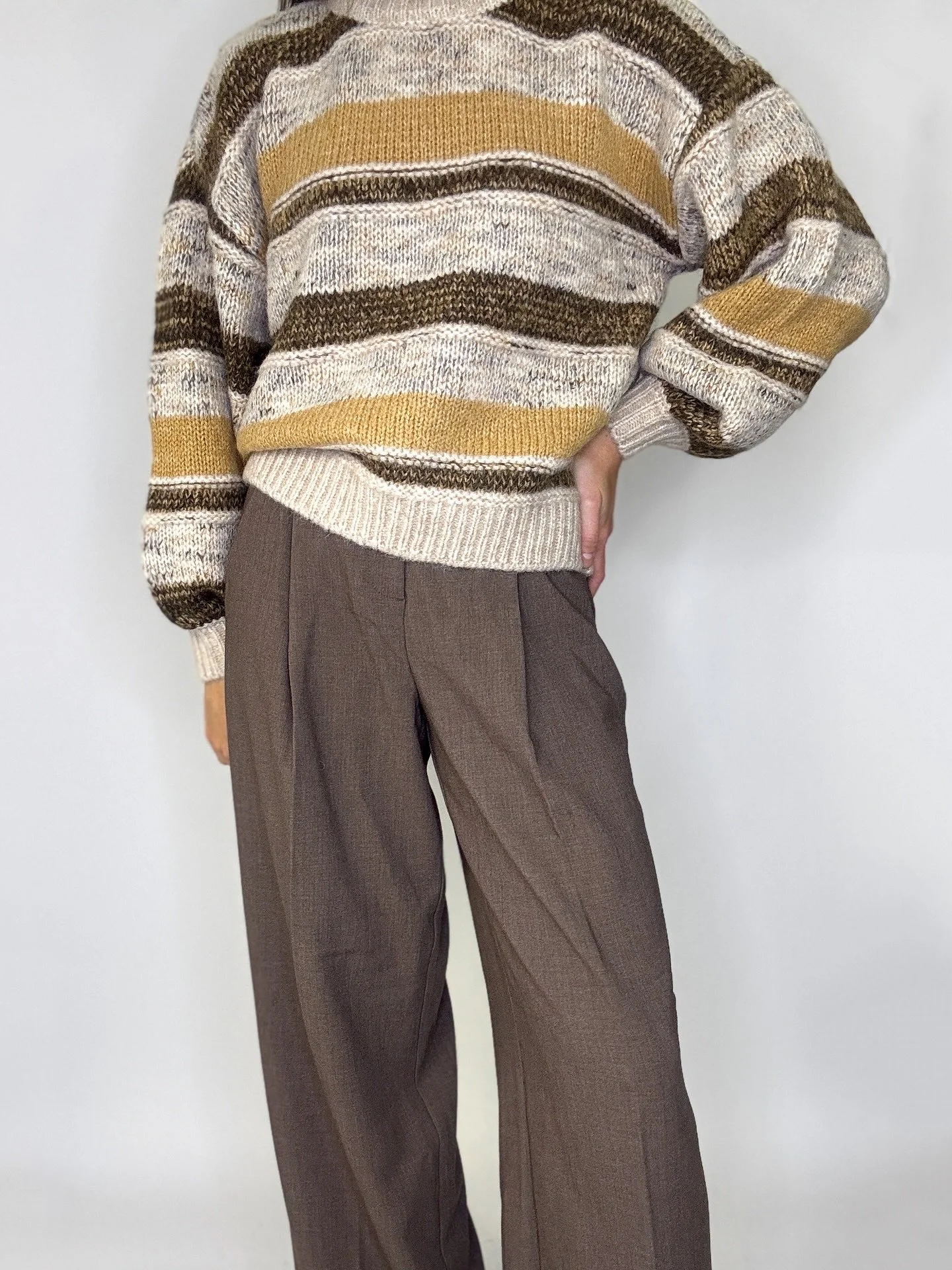 Nytt i h&ouml;stens fina f&auml;rger🤎 Tr&ouml;ja i ull och alpackablandning med en fin luftig &auml;rm. Finns i XS/S S/M M/L och L/XL. Kostar 1199kr. Matcha snyggt med de bruna kostymbyxorna. XS-XL och kostar 949kr🌿