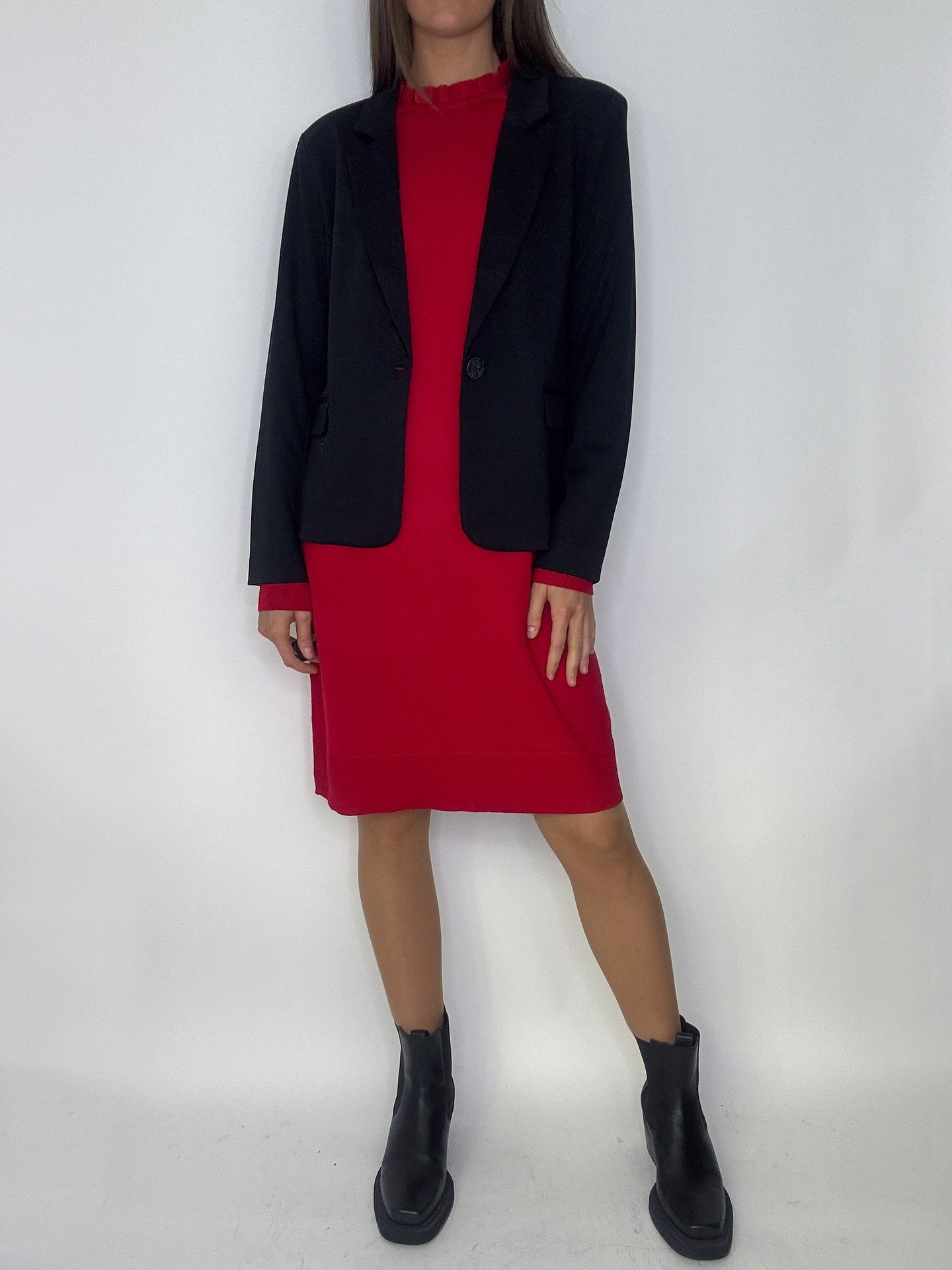 Vi har f&aring;tt in en del r&ouml;tt som passar perfekt till alla mysiga julfirandena❣️ Bland annat denna kl&auml;nningen med volangkrage och fina knappar p&aring; axlarna. Finns fr&aring;n S till XXL och kostar 599,95kr. Finns &auml;ven i svart! Sn