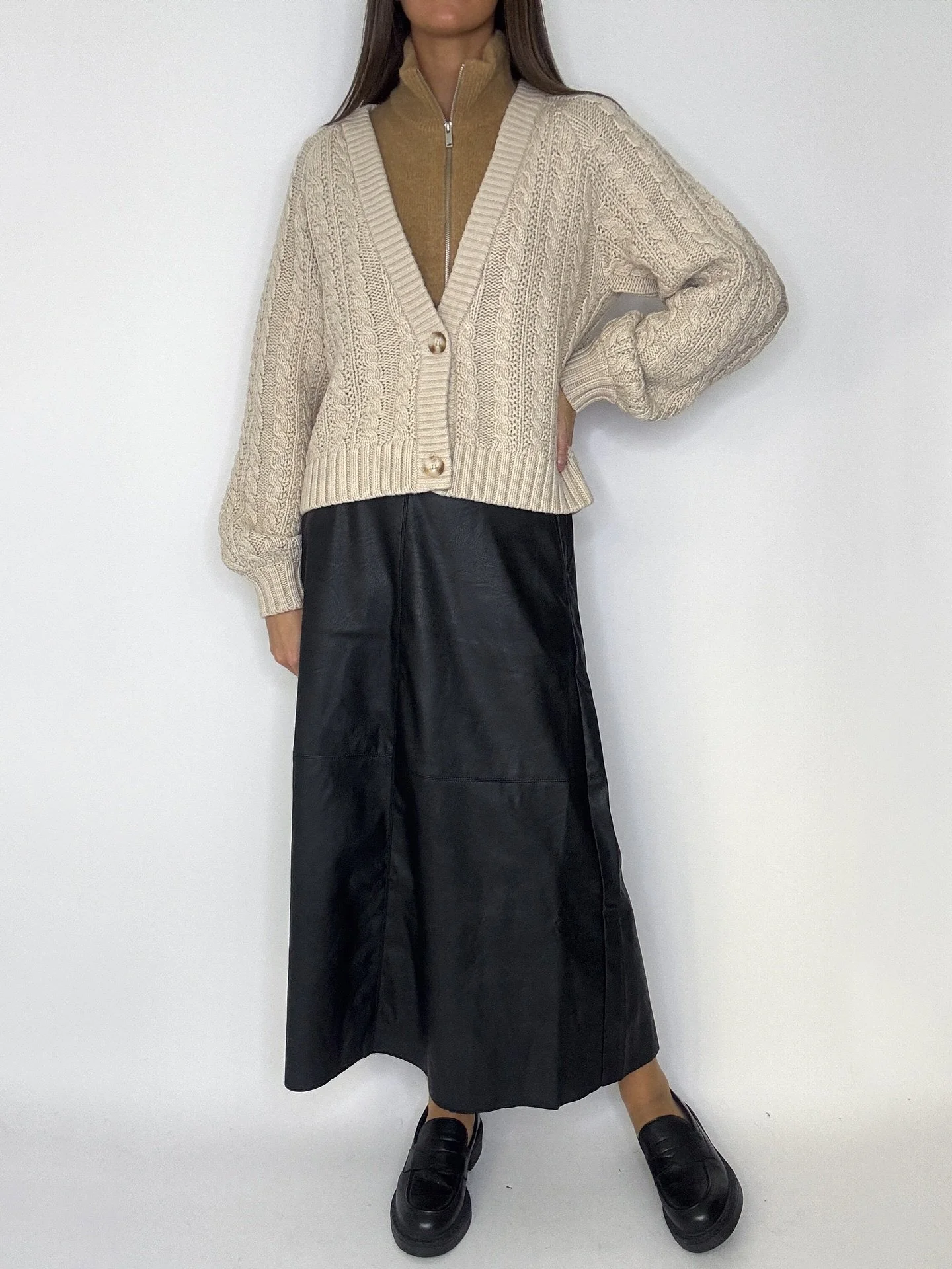 Kofta i sk&ouml;n bomull 1199kr / Krage med zip 649kr / L&aring;ngkjol i skinnimitation 599,95kr / Loafers 1499kr 🤎🍁