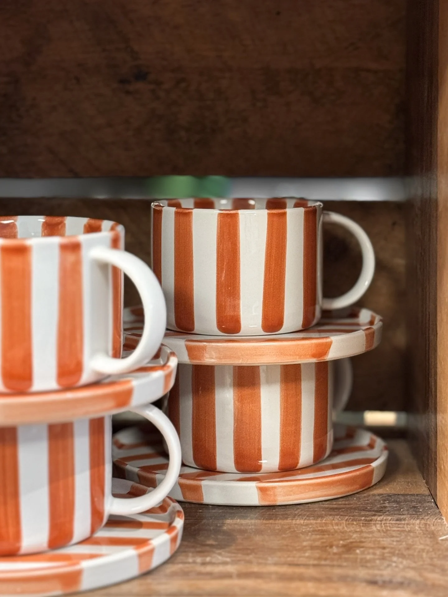 P&aring;fyllt av dessa fina kopparna med fat!🧡 S&aring; lyxigt att dricka morgonkaffet ur en s&aring;dan☕️ Finns i sex olika f&auml;rger. 229kr.