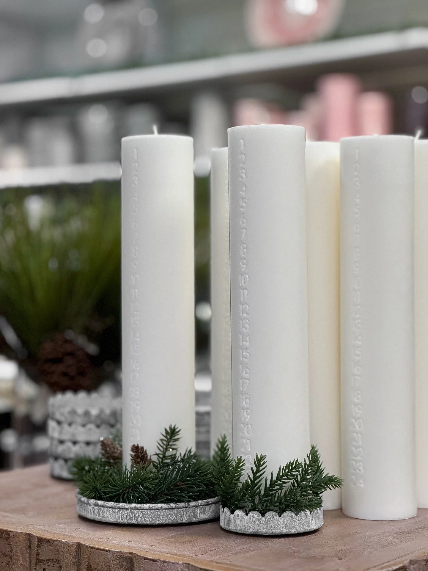 Finaste adventsljuset med diskreta siffror🕯️🤍 100% stearin. 199kr. Ljusbricka i tre storlekar fr&aring;n 29kr.