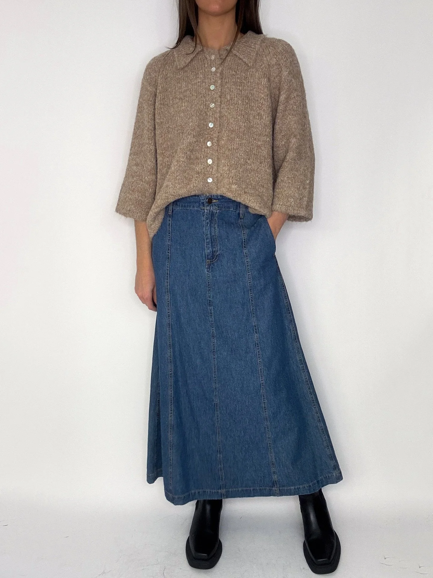 En ny favorit!!🤎 Kofta med knappar och krage som &auml;r lika fin att ha &ouml;ppen som st&auml;ngd. Finns i fyra f&auml;rger - m&ouml;rkbeige, rosa, ljusbeige och marinbl&aring; 🍒 XS till XXL. Kostar 599,95kr.

@handelisolvesborg 
@karlskronacity 