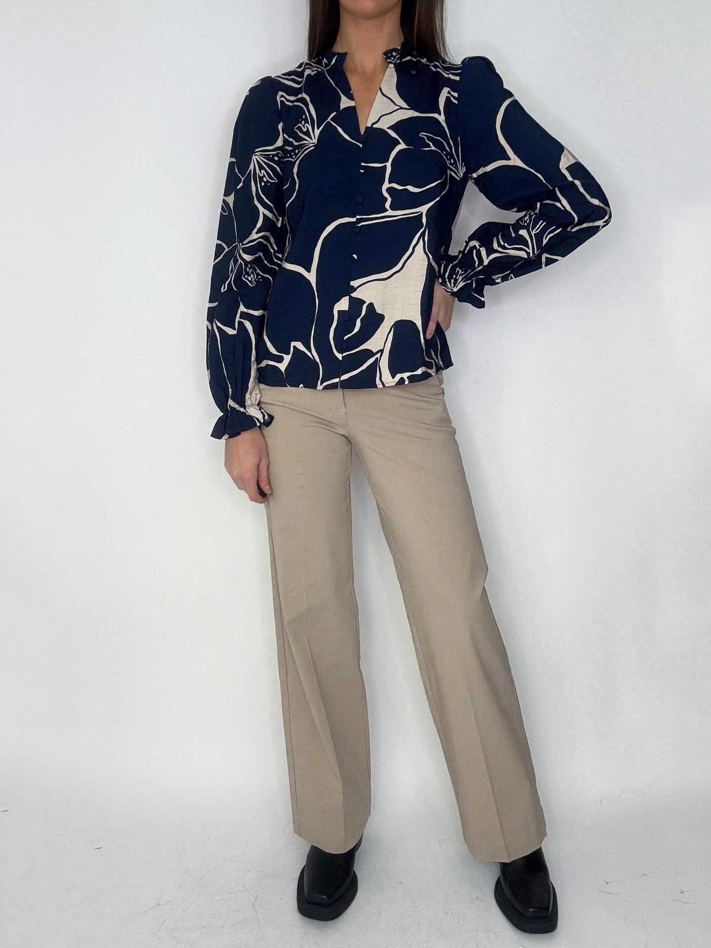 H&auml;rligt nytt i beige och marinbl&aring;tt!🌿 Blus med liten volangkrage och knappar. 599,95kr. Storlekar 34-42. Stretchig och sk&ouml;n byxa i l&aring;ng, rak modell. XXS-XL 599,95kr🤍