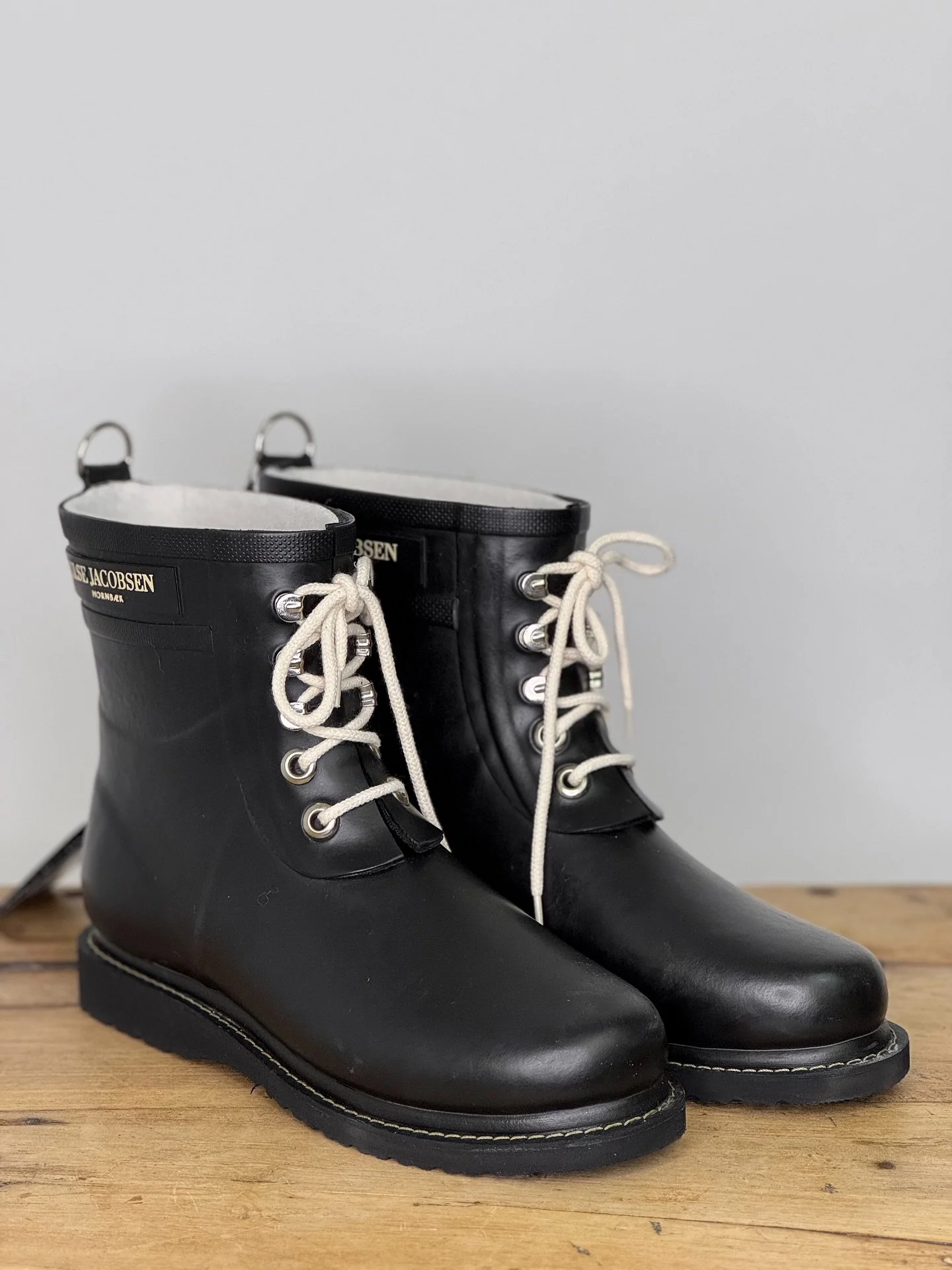 Kolla in dessa gummist&ouml;vlarna fr&aring;n Illse Jacobsen!!😍 B&aring;de snygga och bekv&auml;ma! 1899kr