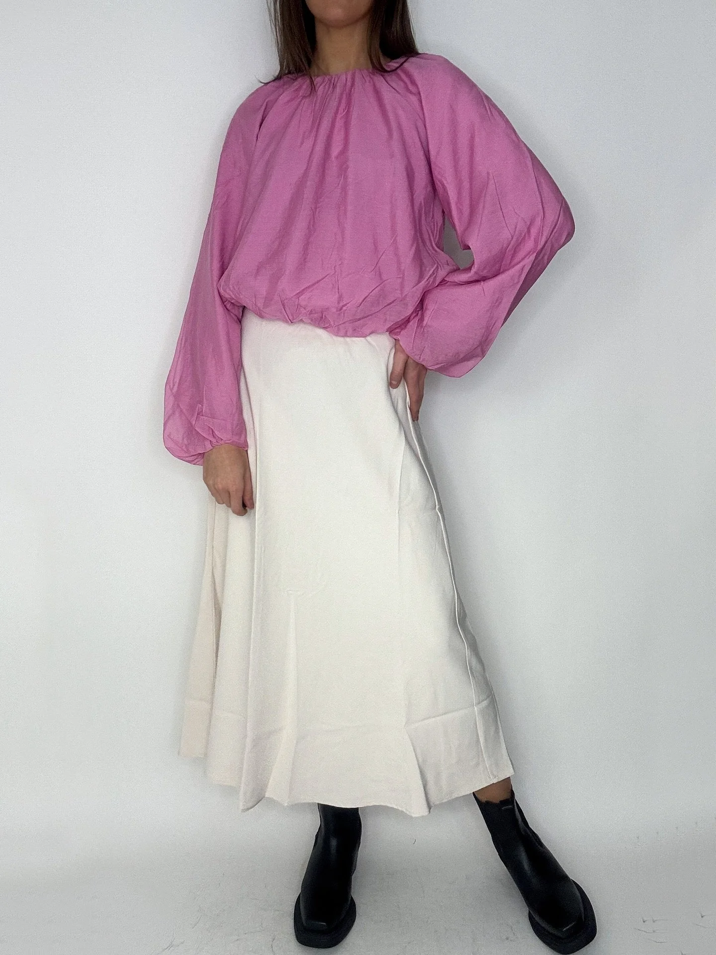 S&aring;&aring;&aring; fin blus som kommit in i h&auml;rlig rosa f&auml;rg! Ballong&auml;rmar och l&auml;tt res&aring;r i midjan. Finns fr&aring;n 34 till 42. Kostar 799,95kr🩷 Kjol 799kr.