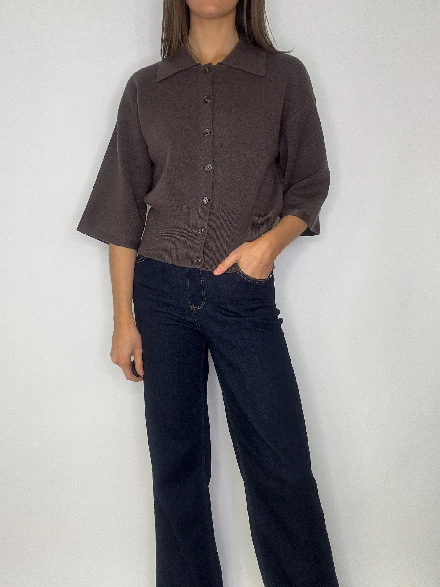 Snygg och klassisk tr&ouml;ja med knappar och krage i en fin brun f&auml;rg🤎 V&auml;ldigt mjuk och sk&ouml;n! Finns fr&aring;n XS till XL och kostar 549,95kr. Jeans - Mos Mosh 1449kr