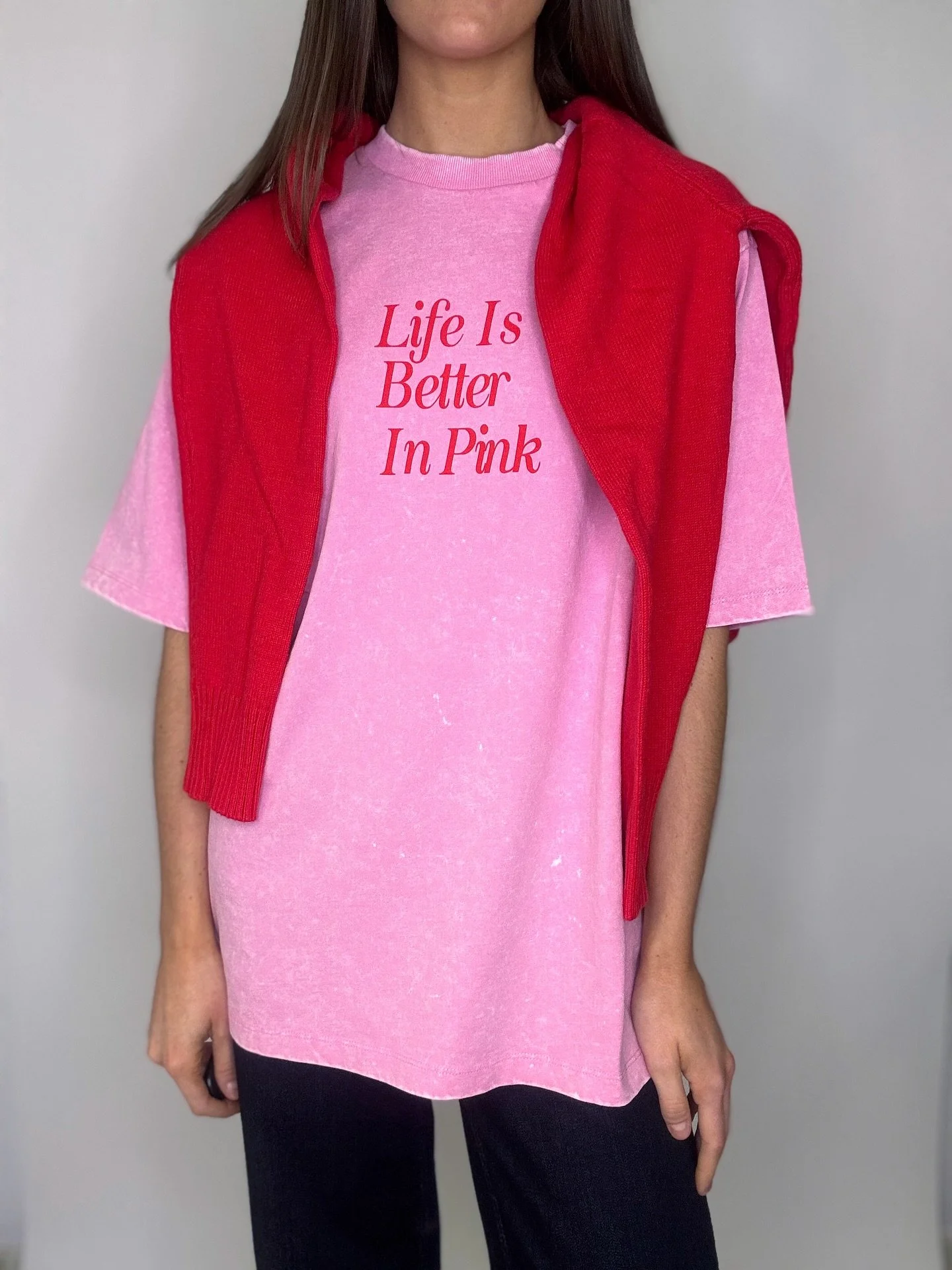 Life is better in pink🩷 Oversized t-shirt i en tv&auml;ttad rosa f&auml;rg. S&aring;&aring;&aring; snygg!! Finns fr&aring;n XS till XL. 399,95kr