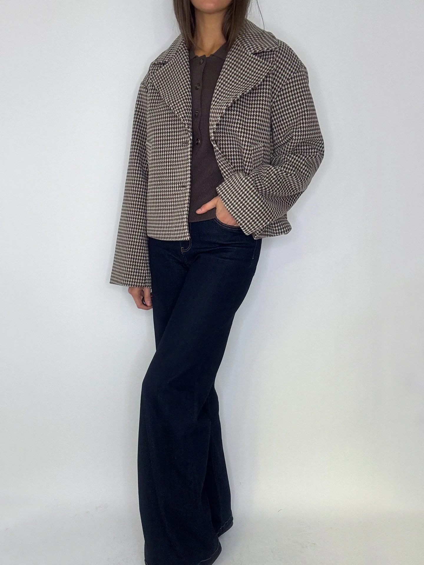 Brunt forts&auml;tter att trenda och vi tycker det &auml;r s&aring; snyggt!🤎 En ny jacka i rutigt m&ouml;nster med tv&aring; knappar framtill och fickor p&aring; sidorna. Finns fr&aring;n XS till XL och kostar 699,95kr✨