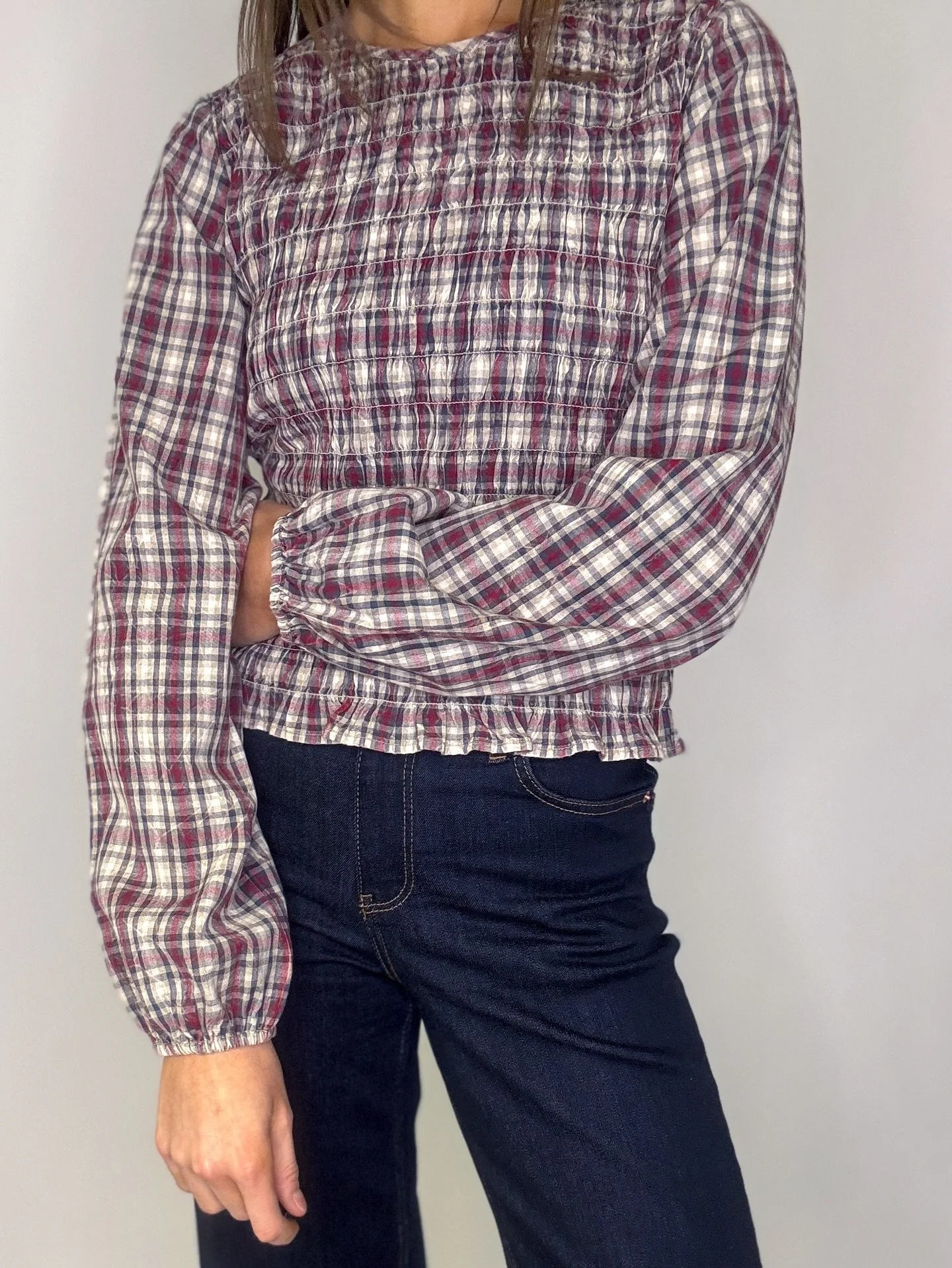 S&aring; fin blus med smock och liten volangkant 🍒 Finns fr&aring;n XS till XL och kostar 499,95kr 🫶🏻