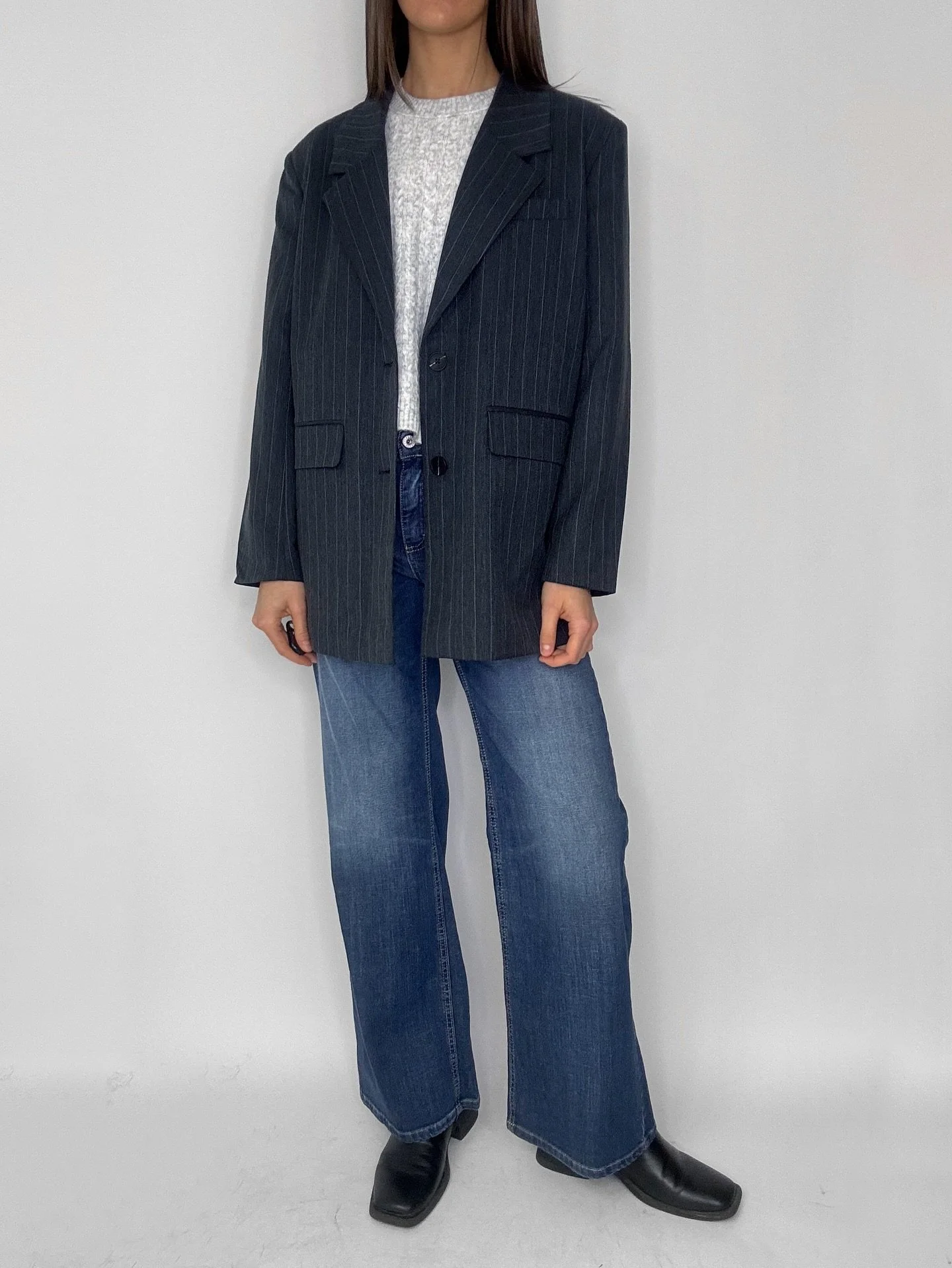 S&aring; snygg, klassisk och stilren outfit som funkar vid alla tillf&auml;llen!😍 M&ouml;rkgr&aring; oversized, kritstrecksrandig kavaj 799,95kr / Ljusgr&aring;, tunn kabelstickad tr&ouml;ja med kort vid &auml;rm 449,95kr / Pleasejeans som &auml;r l