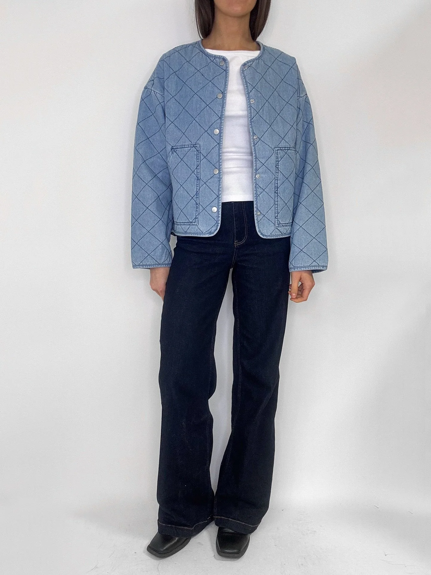 Wow! Kolla in denna snygga v&aring;rjacka i quiltad denim💙 Finns fr&aring;n XS till XL och kostar 799,95kr. Jeans Mos Mosh 1449,95kr