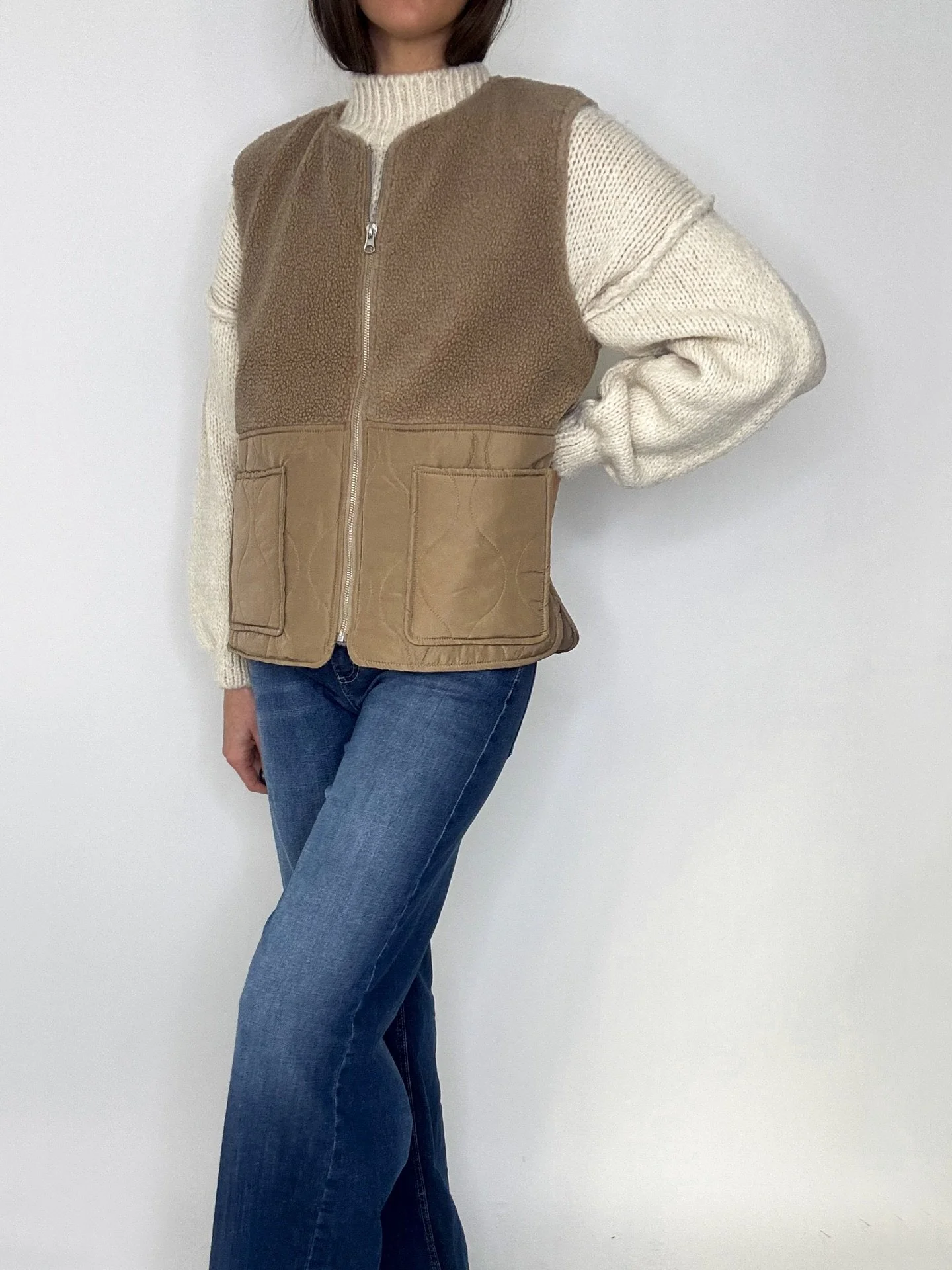 Nyheterna trillar in! En tunnare v&auml;st med teddy upptill, fickor framtill och zip. Perfekt n&auml;r v&aring;ren kommer🌻 Finns fr&aring;n XS till XL och kostar 499,95kr