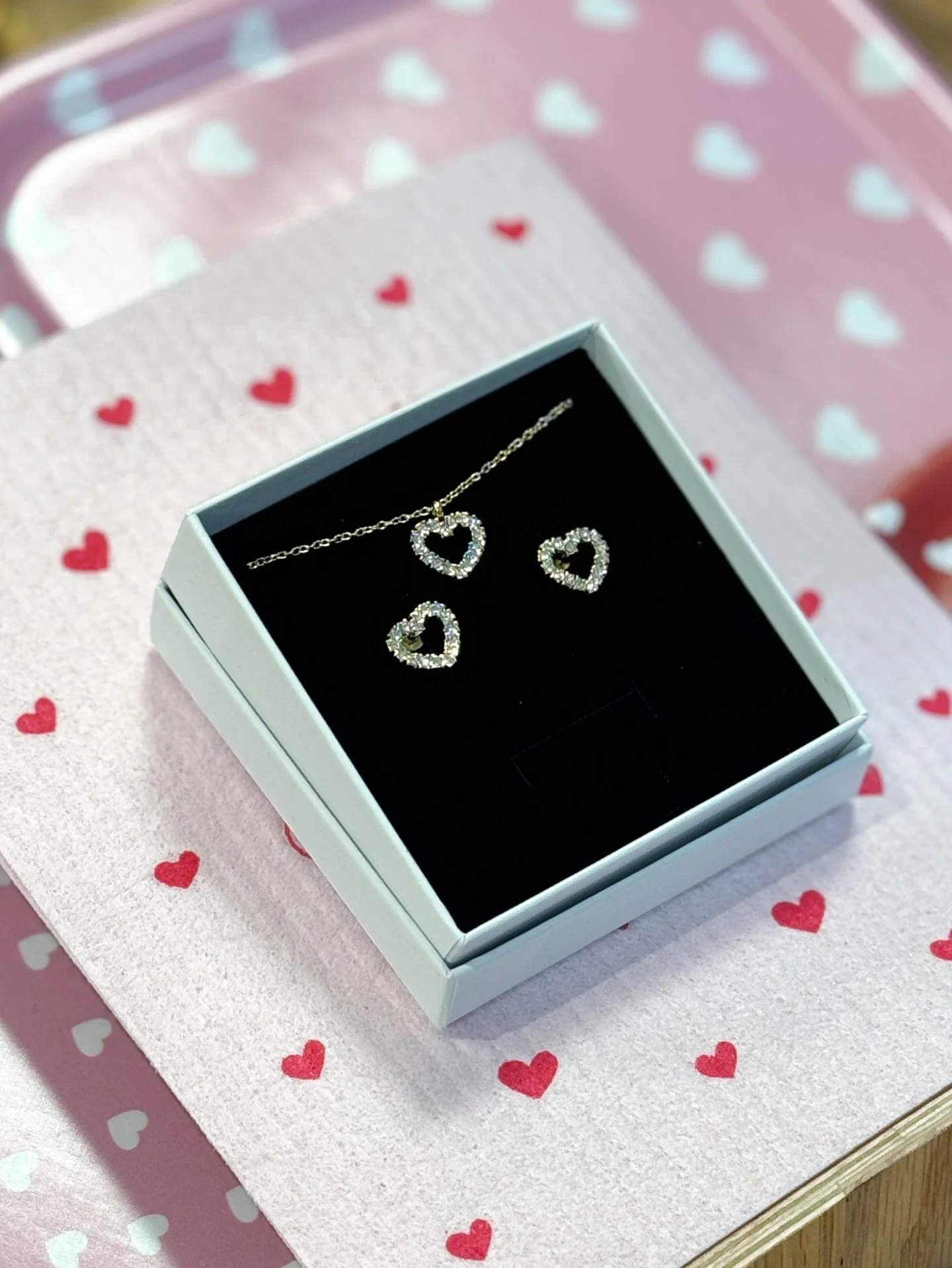 ALLA❤️DAG-T&Auml;VLING x BYJOLIMA! Tagga tv&aring; v&auml;nner och skriv en gullig alla❤️dag-h&auml;lsning s&aring; &auml;r ni med i utlottningen av detta fina set med &ouml;rh&auml;nge och halsband fr&aring;n @byjolima_jewellery 🫶🏻