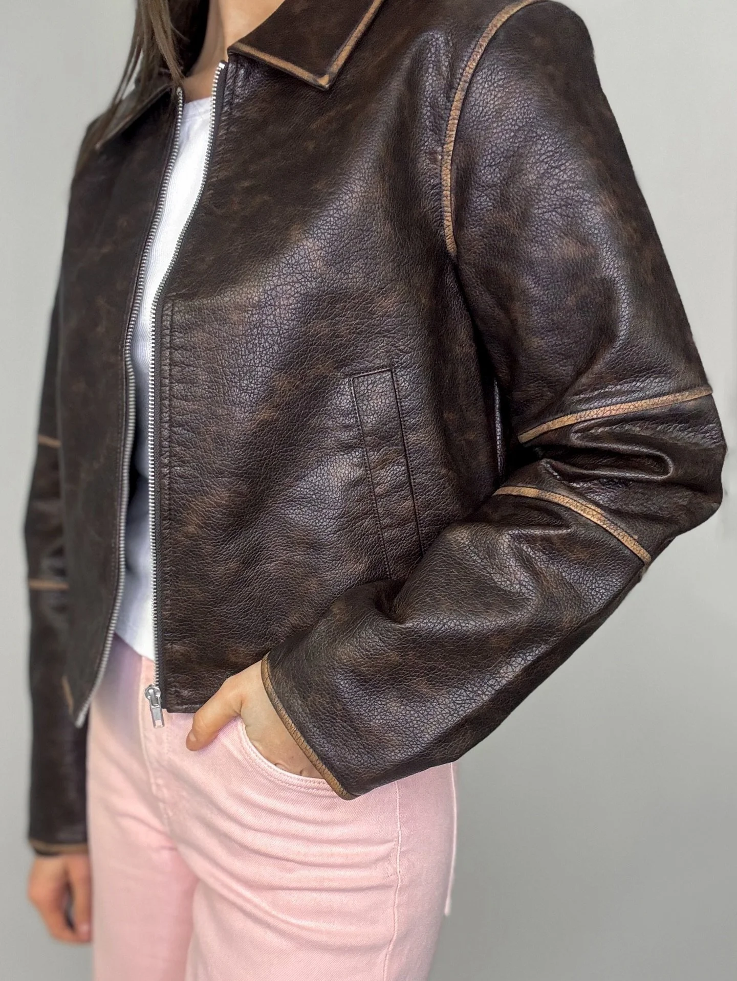 Snyggaste (fusk)skinnjackan har trillat in! M&ouml;rkbrun, tv&auml;ttad look och s&aring;&aring;&aring; cool!🤎 Finns fr&aring;n XS till XL och kostar 899,95kr! Matcha snyggt med de ljusrosa jeansen 999kr💘