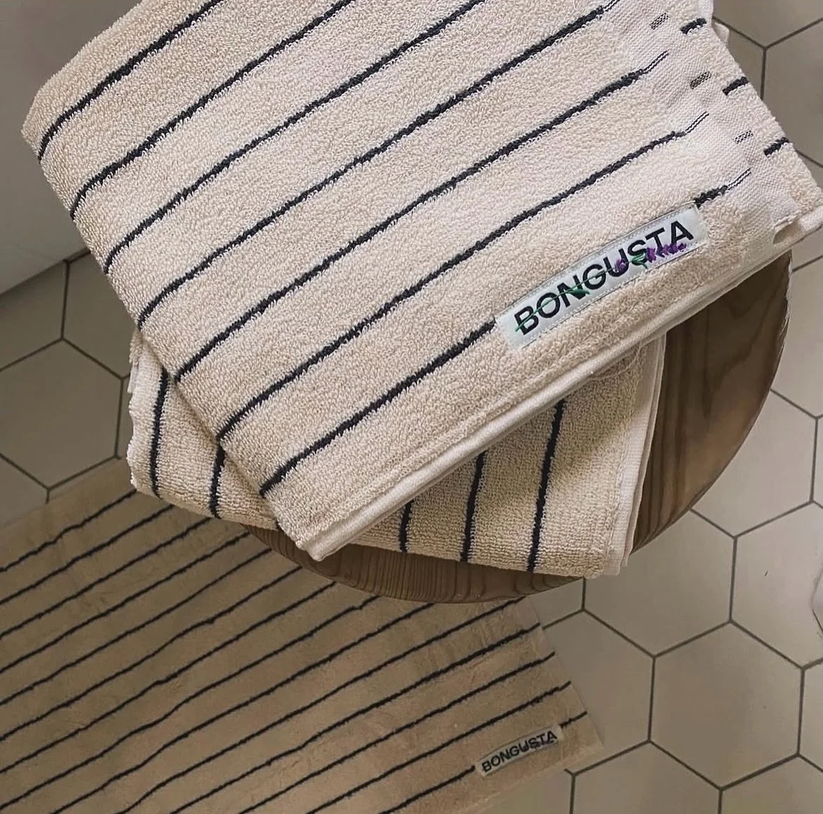 Vi har f&aring;tt p&aring;fyll av dessa underbara handdukarna fr&aring;n Bongusta! 100% bomull, randiga och h&auml;rliga i massa olika f&auml;rger. Finns i tre storlekar med priser fr&aring;n 139kr 💘