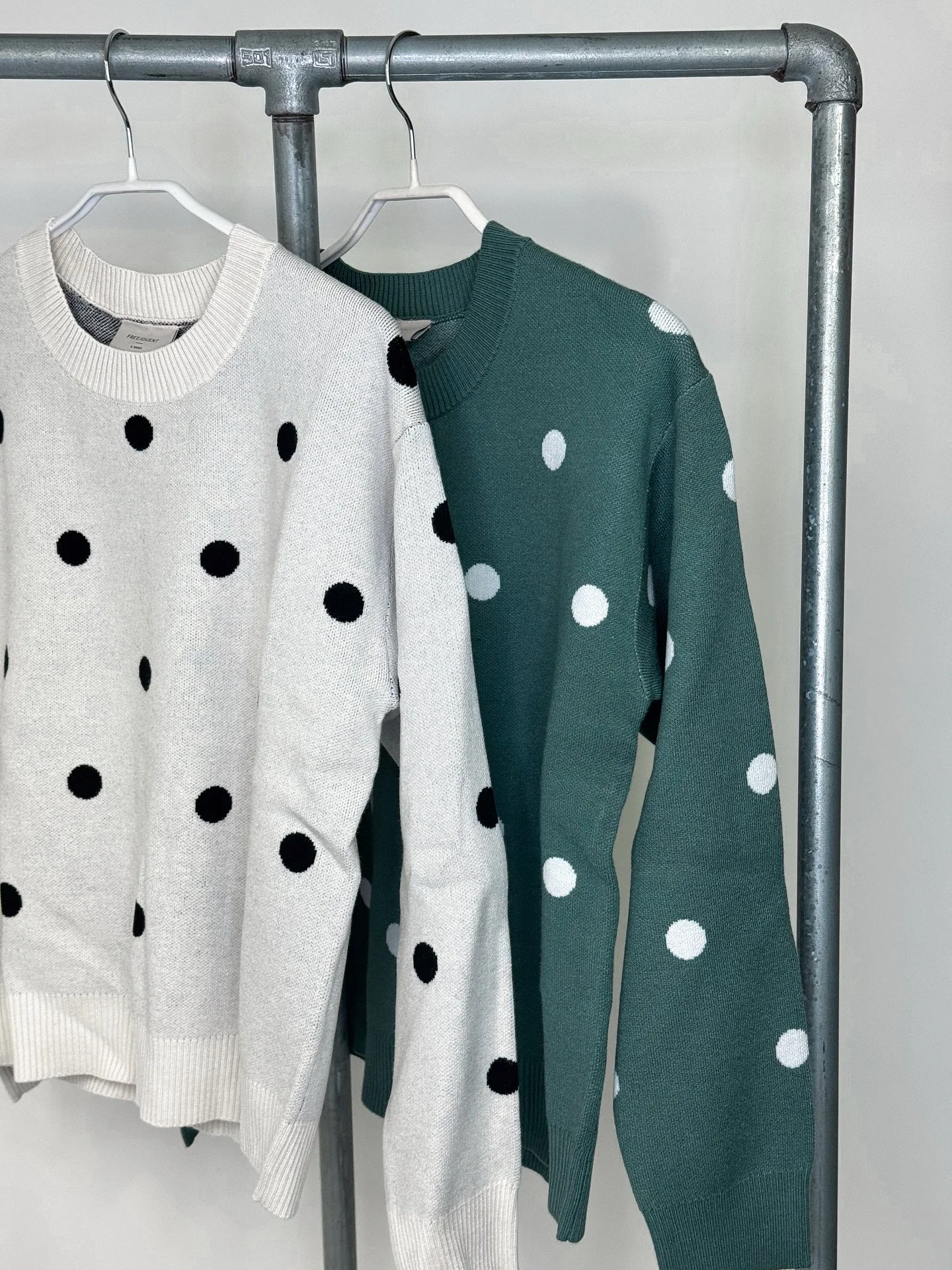 Vi🖤prickigt! Tr&ouml;ja i mjukt och sk&ouml;nt material med prickar p&aring;! Finns i tv&aring; f&auml;rgst&auml;llning - vit/svart och gr&ouml;n/vit. XS till XL och kostar 499,95kr🪴