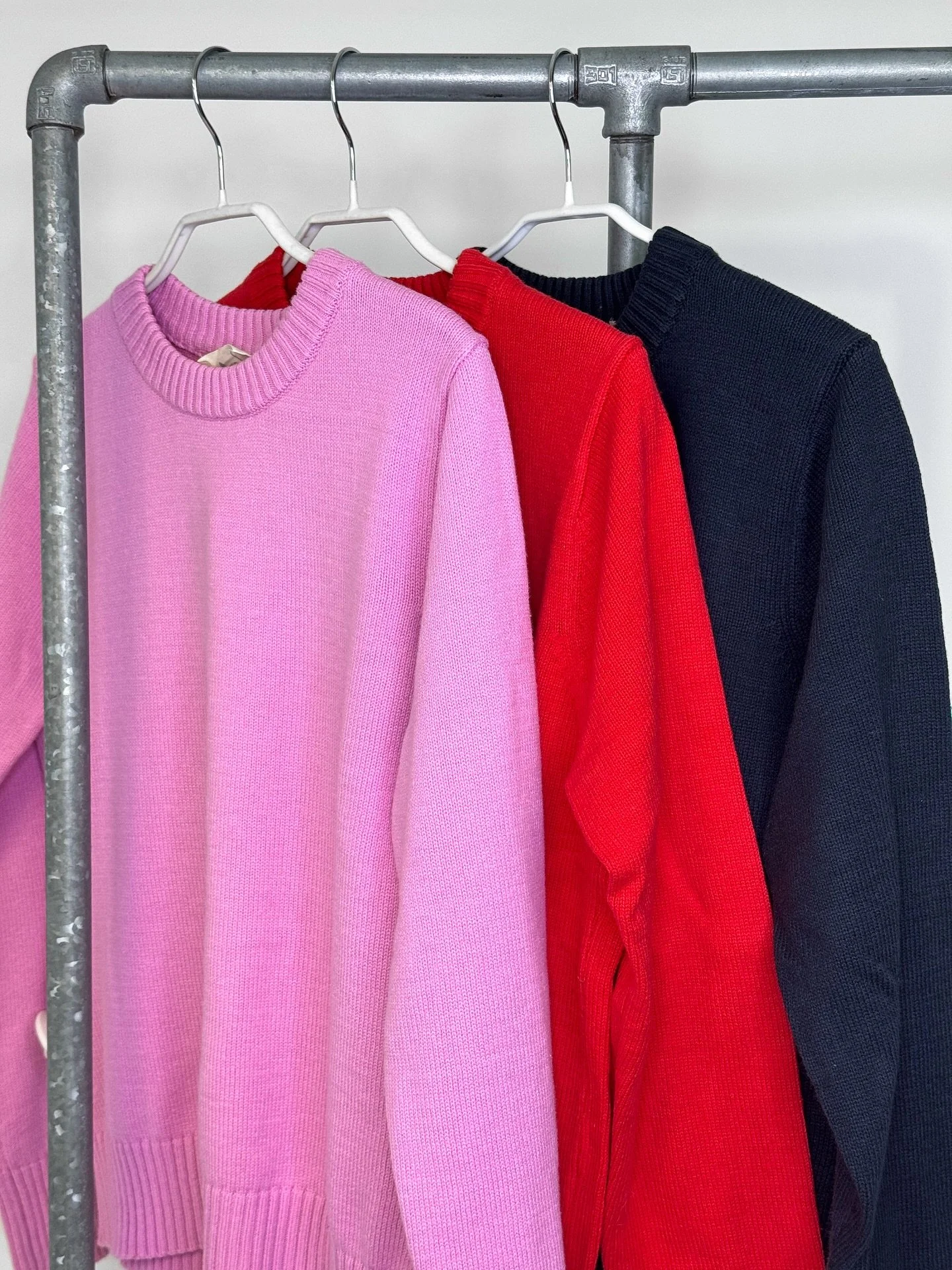 Perfekta stickade tr&ouml;jan fr&aring;n iSay i sk&ouml;n bomullsblandning💗 Finns i tre f&auml;rger - rosa, r&ouml;d och marinbl&aring; fr&aring;n XS till XXL. 799kr