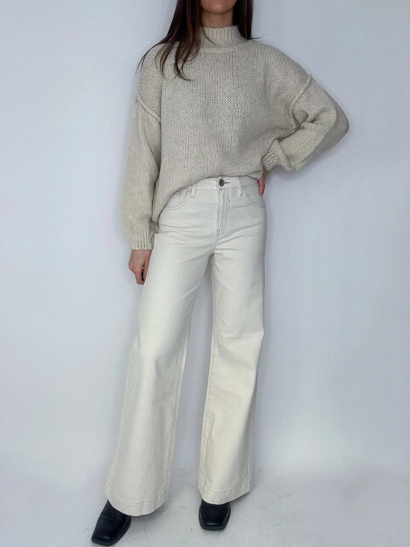 Jeans i en ljusbeige snygg f&auml;rg med vida ben! Mjuka och sk&ouml;na med go stretch. Finns i 30 och 32 l&auml;ngd. Kostar 899kr🌷
Stickad tr&ouml;ja 899kr🤍