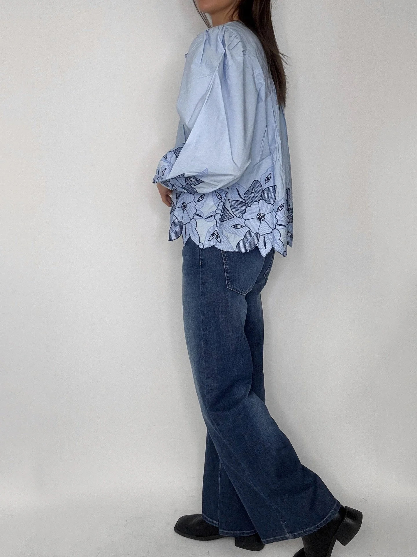 Underbar blus i krispigt material, knyte i halsen och otroligt fina broderidetaljer💙 Finns fr&aring;n 34 till 42 och kostar 799,95kr 🌿