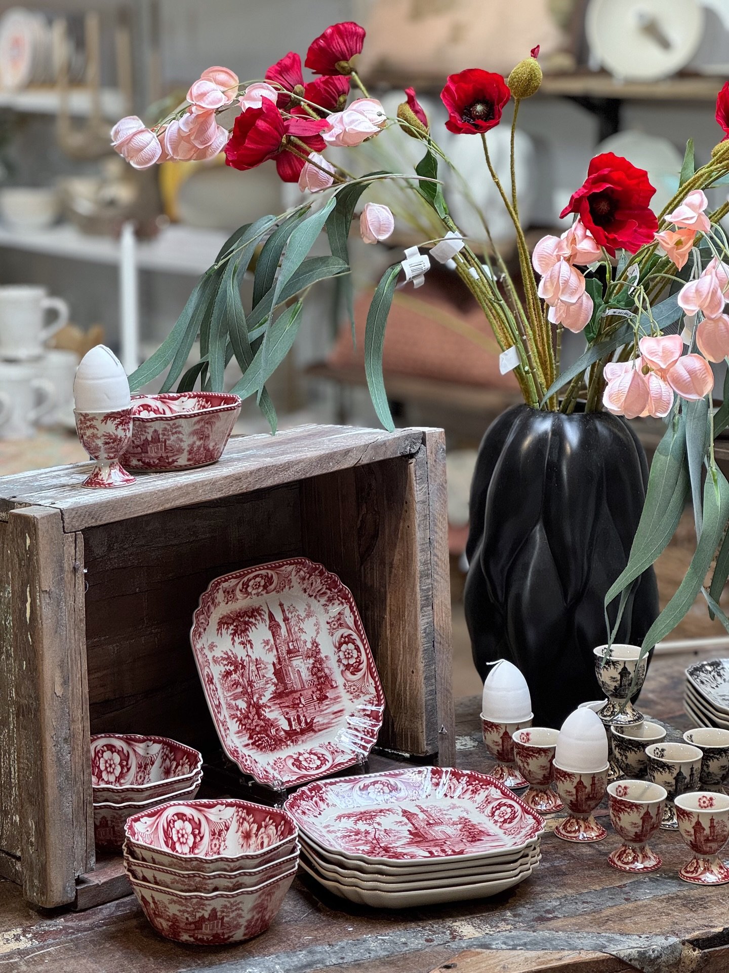 Nyhet fr&aring;n Olsson&amp;Jensen 😍 En vacker porslinsserie inspirerad av 1700-talets Frankrike och Toile de Jouy. Vi &auml;lskar!!
&Auml;ggkopp 129kr
Sk&aring;l 249kr
Assiett 279kr