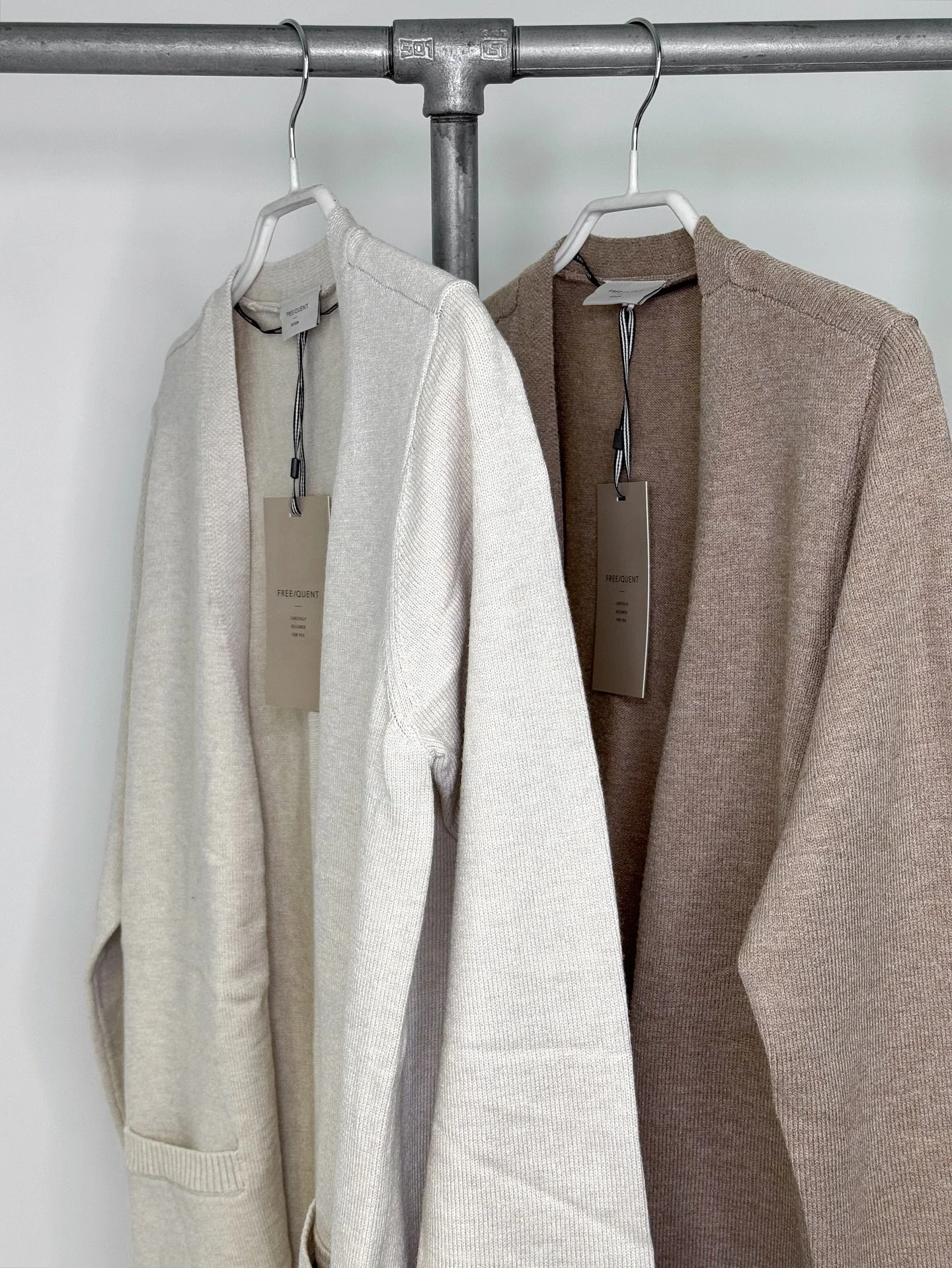 En mjuk och sk&ouml;n, klassisk kofta med fickor framtill. Finns i tv&aring; fina f&auml;rger fr&aring;n XS till XL🌿 Kostar 399,95kr