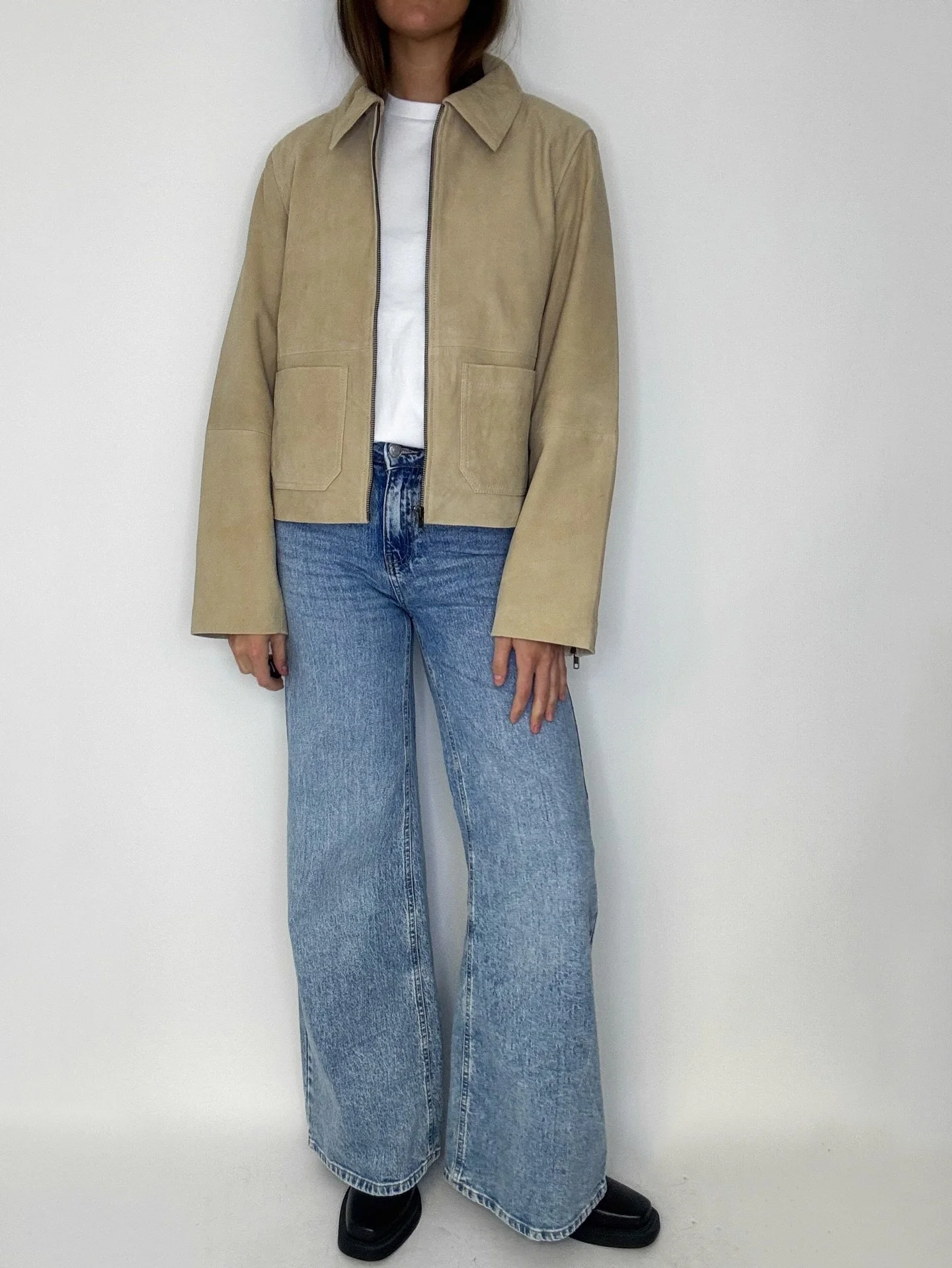 En riktigt snygg jacka i 100% mocka som &auml;r perfekt n&auml;r v&aring;ren kommer!🌿 En klassisk modell med krage och fickor. Finns fr&aring;n 34 till 42 och kostar 2799,95kr. Jeans - 599,95kr.