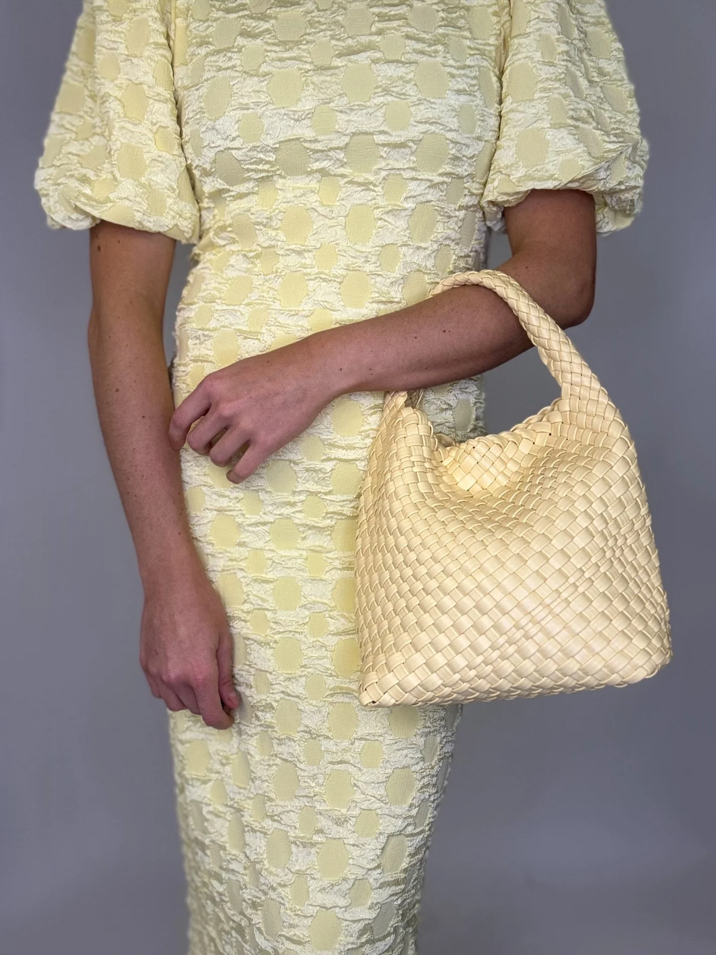 WOW💛 Kl&auml;nning i sommarens finaste f&auml;rg som &auml;r perfekt om du ska g&aring; p&aring; student, examen, br&ouml;llop eller till midsommar! Puff&auml;rm, slits nertill d&auml;r bak och sk&ouml;n stretch. Finns fr&aring;n 34-42 och kostar 11