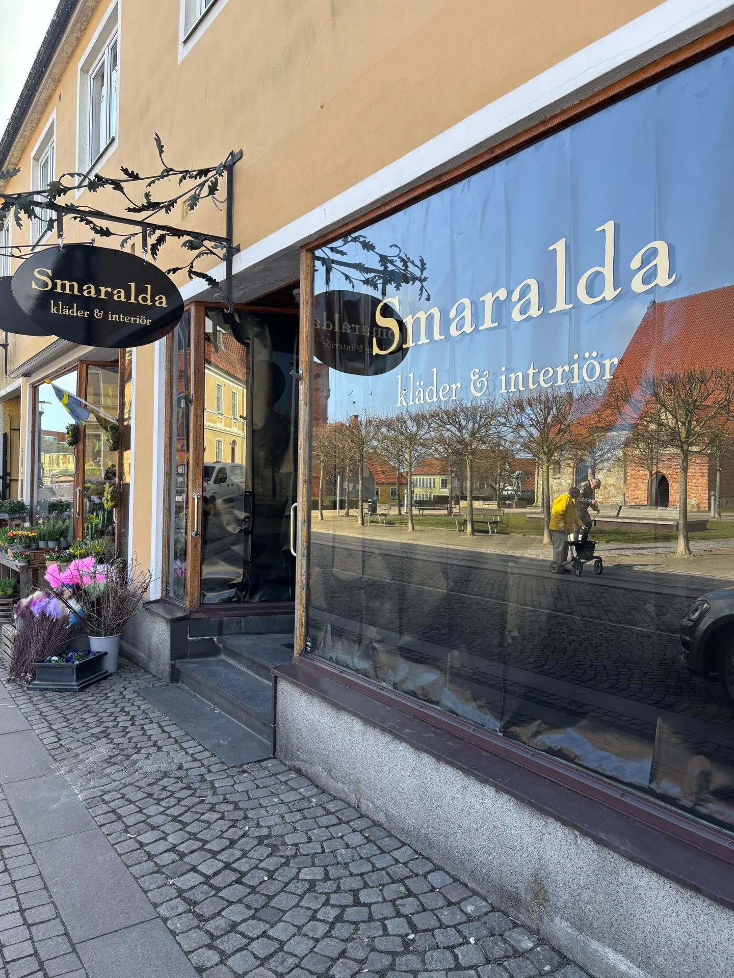 Nu &ouml;ppnar vi i Simrishamn! Premi&auml;r sk&auml;rtorsdag fr&aring;n kl 10:00!😍 En massa &ouml;ppningserbjudanden samt utlottningar av en m&auml;ngd varor! Mer info i butiken! Varmt v&auml;lkomna!❤️