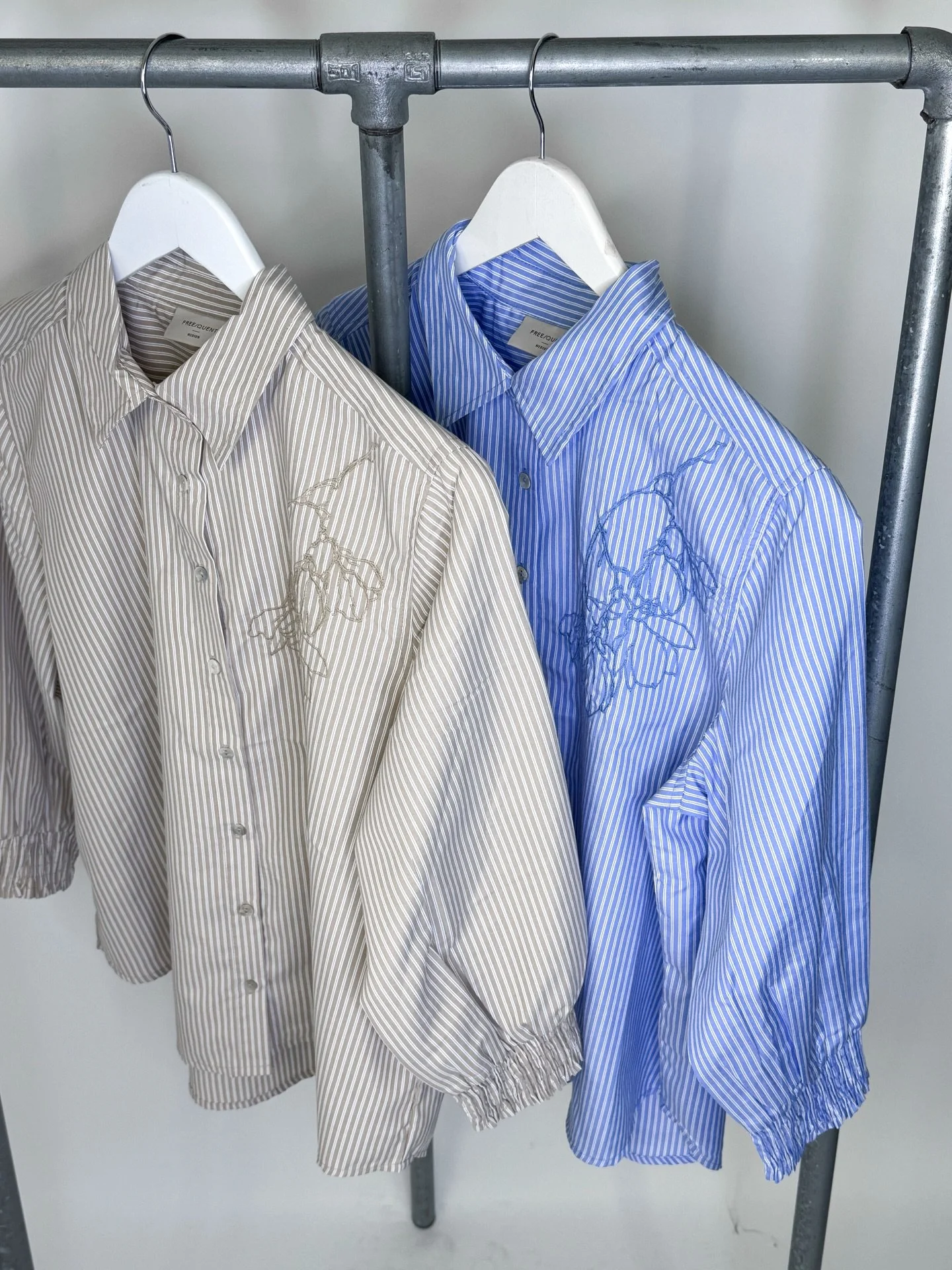 En s&aring; fin, randig skjortblus som &auml;r perfekt att kl&auml; sig i p&aring; p&aring;skfirandet! Finns i beige och bl&aring; fr&aring;n XS till XL. Kostar 399,95kr🌷🤍