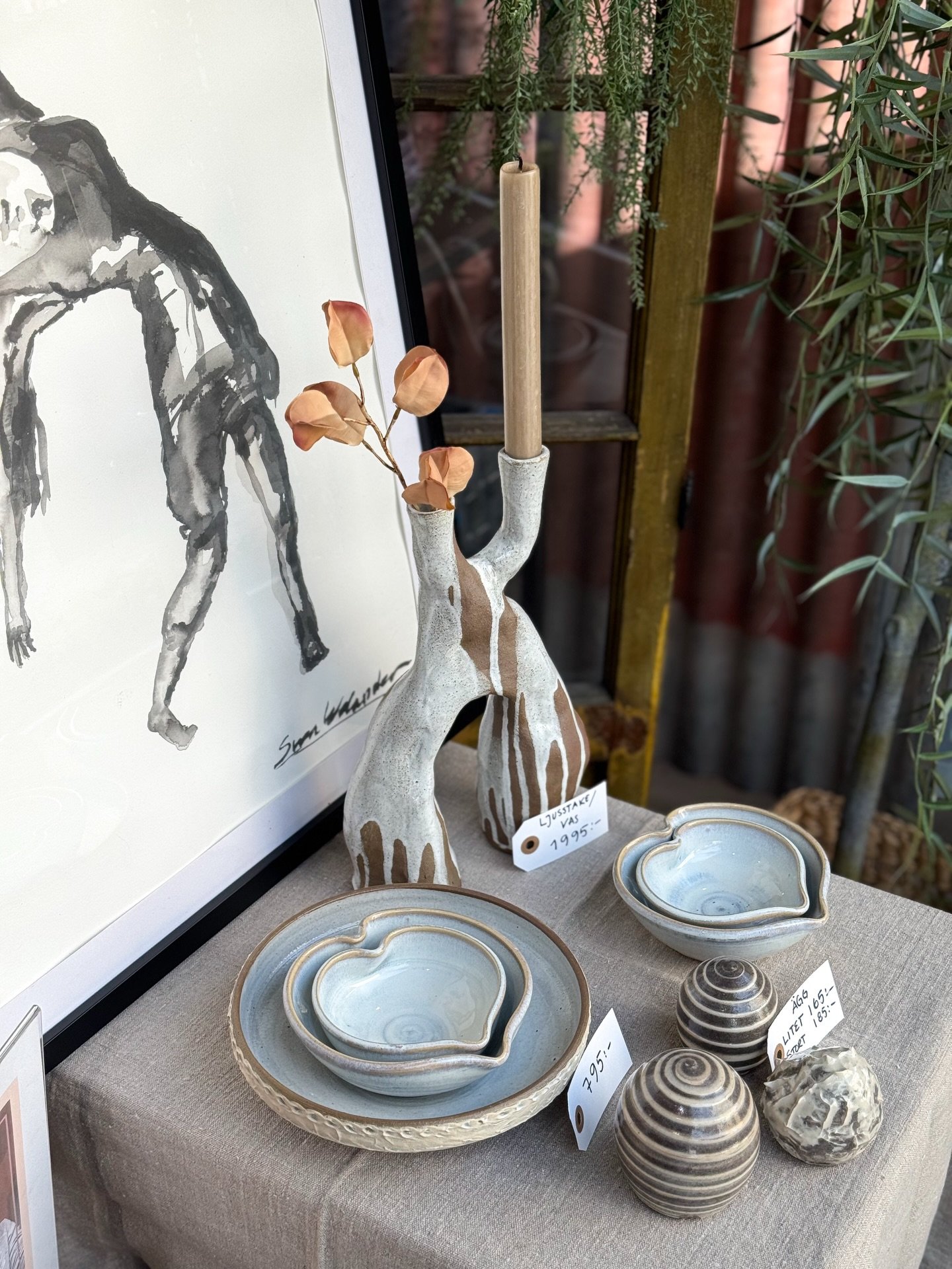 Konstrunda i S&ouml;lvesborg och vi har f&aring;tt &auml;ran att ha underbara @solberga_keramikverkstad_ och @svea.welander_konst i v&aring;rt skyltf&ouml;nster🤍 Varmt v&auml;lkomna!