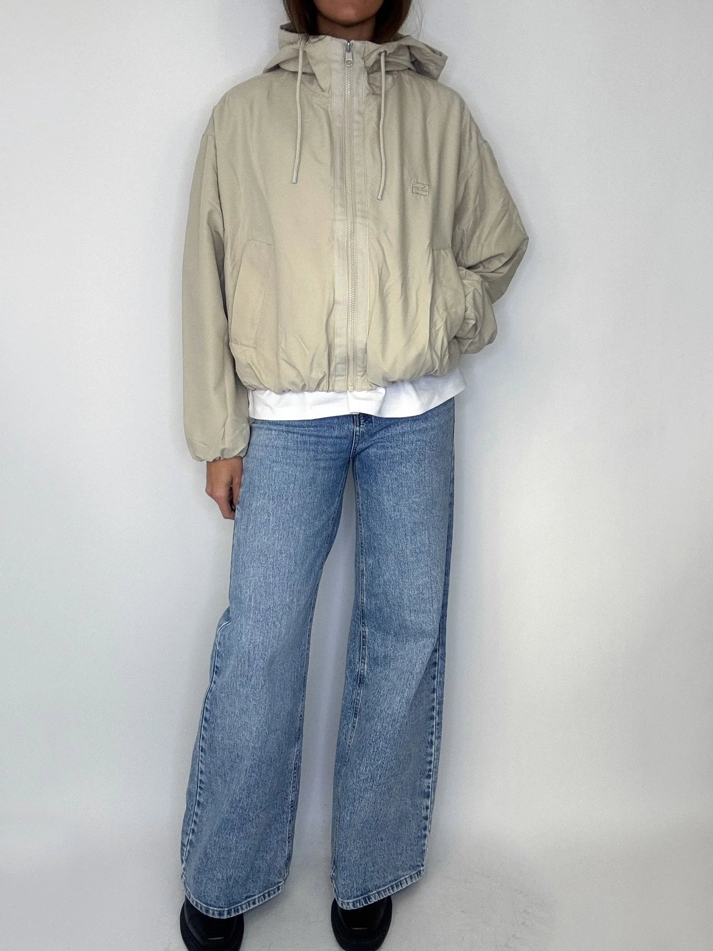 En snygg, sportig v&aring;rjacka i lite tunnare, sk&ouml;n kvalitet!🤍 Markerad midja, fickor och luva. Finns fr&aring;n XS till XL och kostar 599,95kr🌷