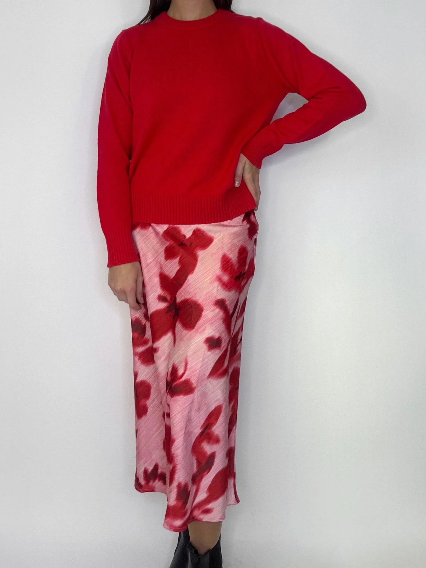 H&auml;rlig, r&ouml;d tr&ouml;ja i sk&ouml;n bomullsblandning - 799kr🍒 Matcha fint med den fantastiskt fina kjolen - 549,95kr💗❤️