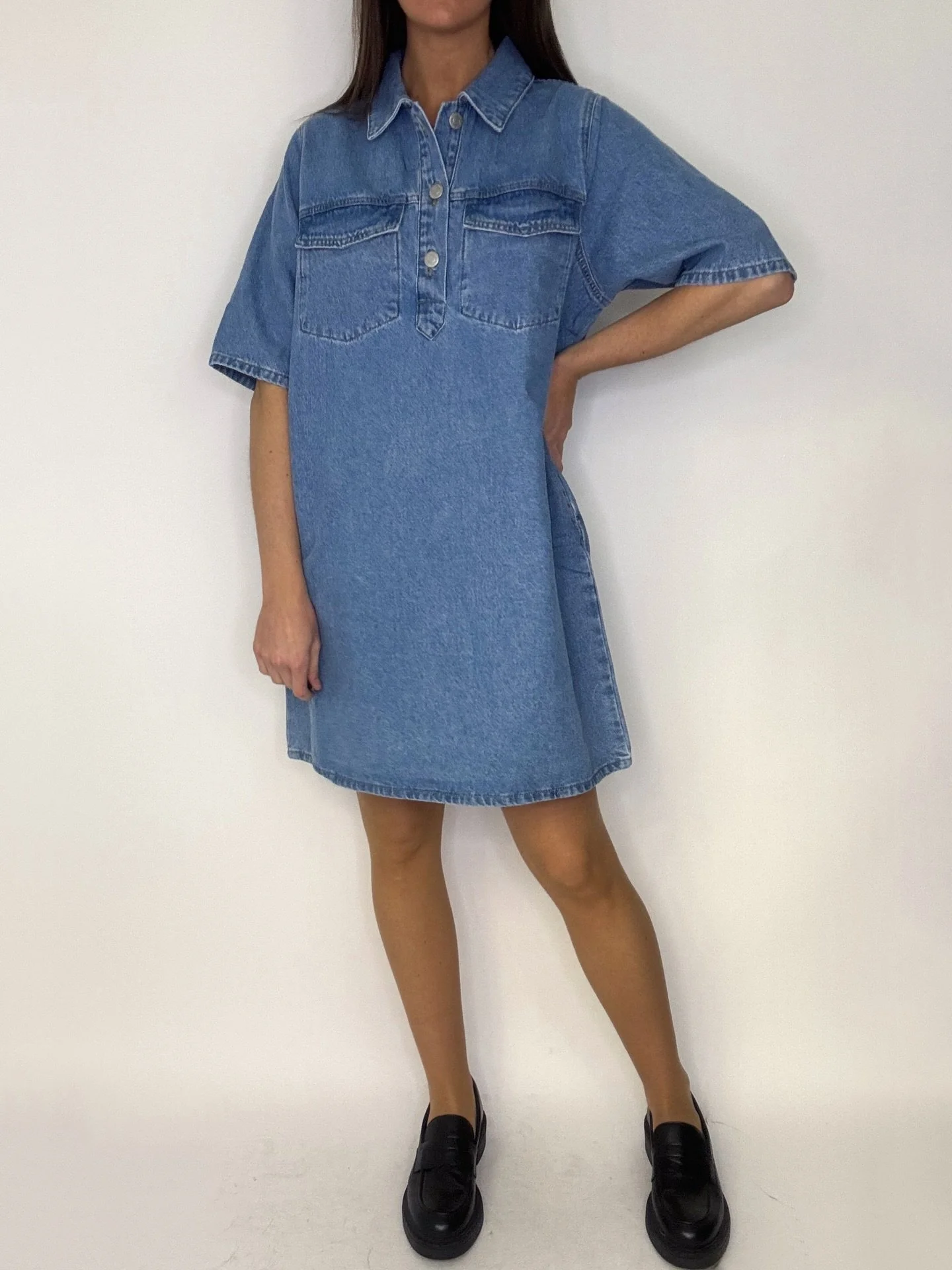 En snygg, rymlig, kortare kl&auml;nning i denim som &auml;r perfekt att b&auml;ra p&aring; sommardagarna!🩵 Finns i beige, ljus och m&ouml;rk denim. XS-XL. 549,95kr🍇