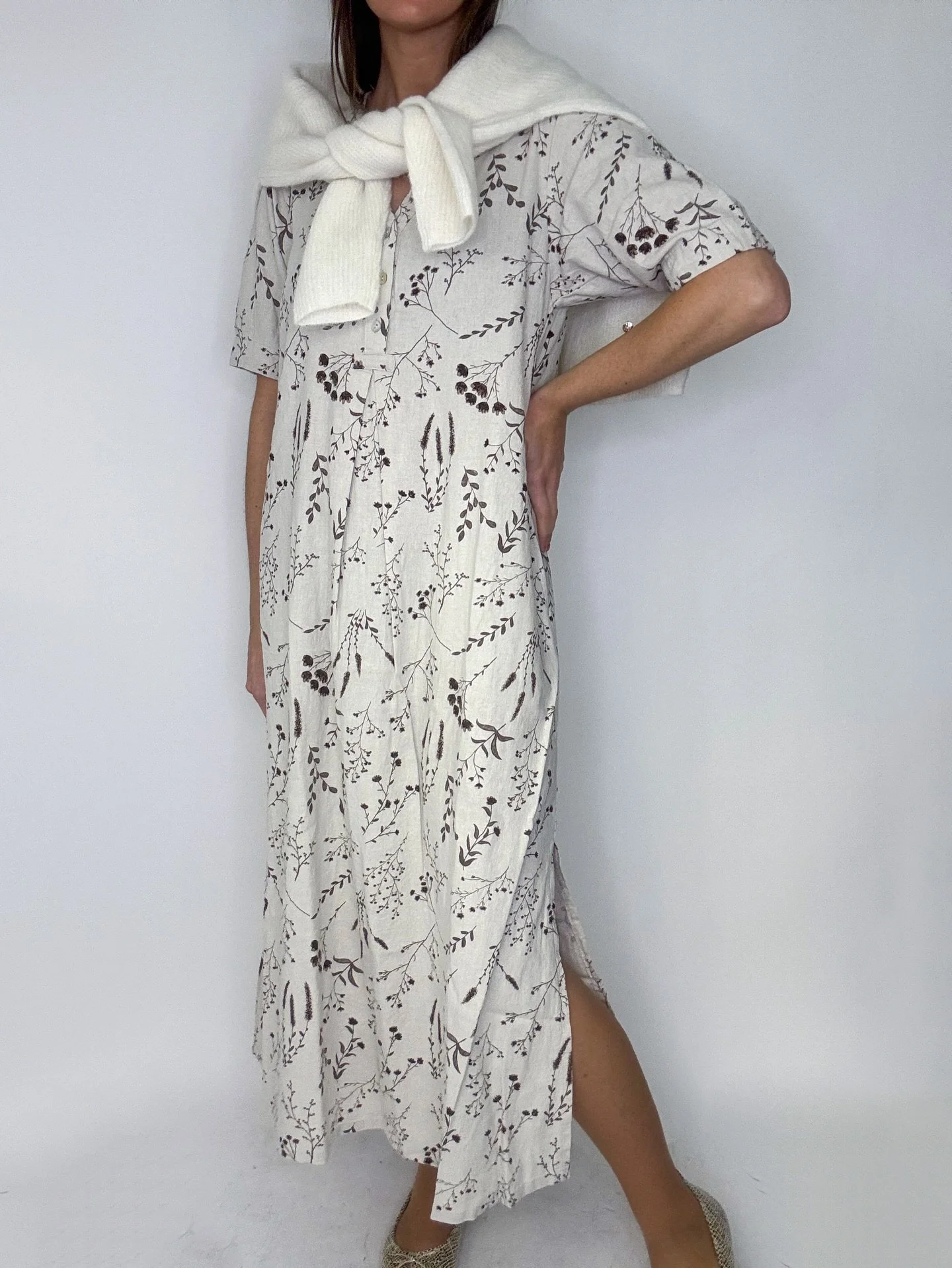 En s&aring; fin och sk&ouml;n m&ouml;nstrad kl&auml;nning😍 L&aring;ng modell med slits p&aring; sidorna. Rak i modellen. Finns fr&aring;n XS till XL🤎